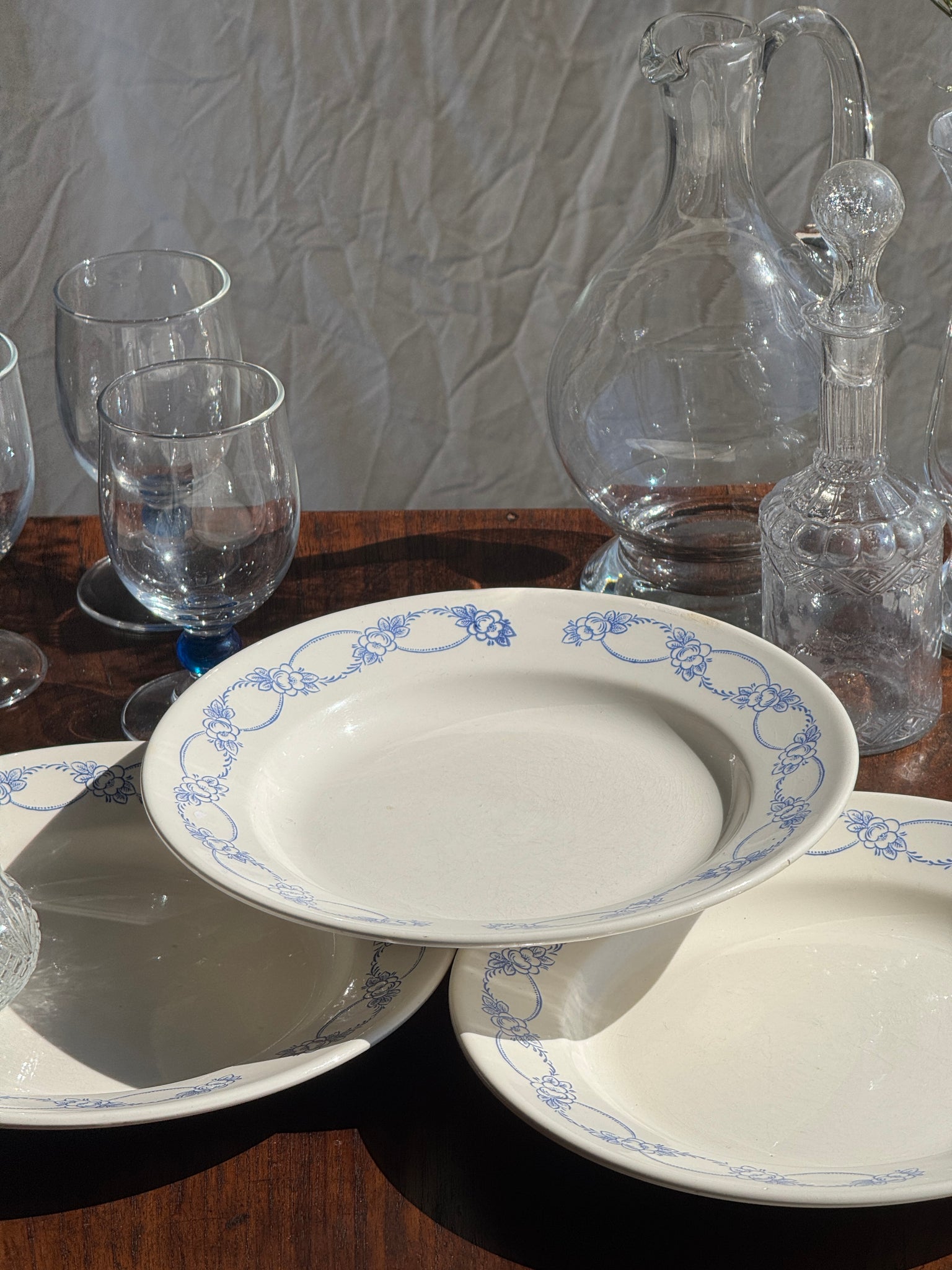 Lot de 6 grandes assiettes creuses motif de frise de fleurs bleues en faïence marque au dessous BmK