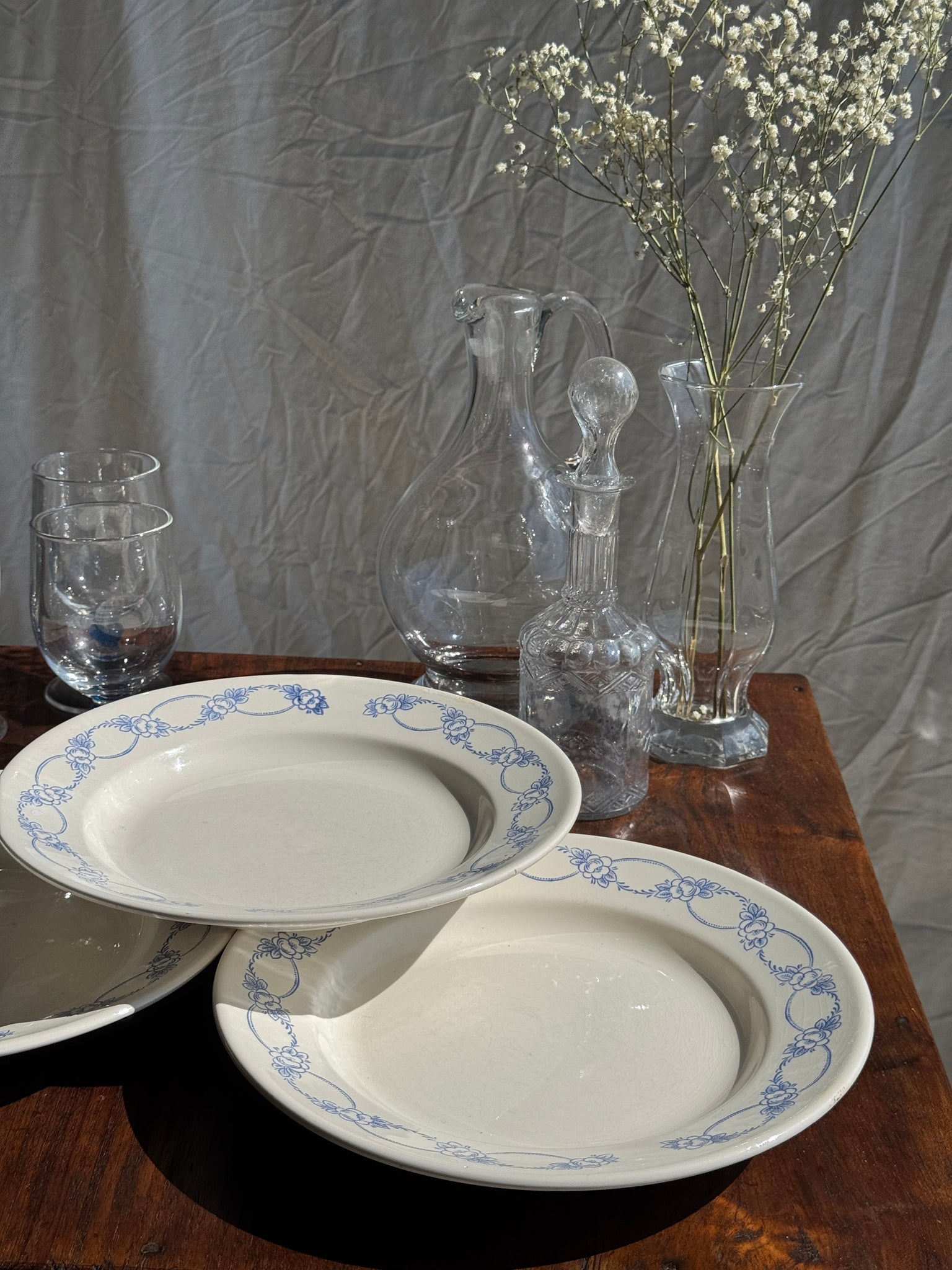Lot de 6 grandes assiettes creuses motif de frise de fleurs bleues en faïence marque au dessous BmK