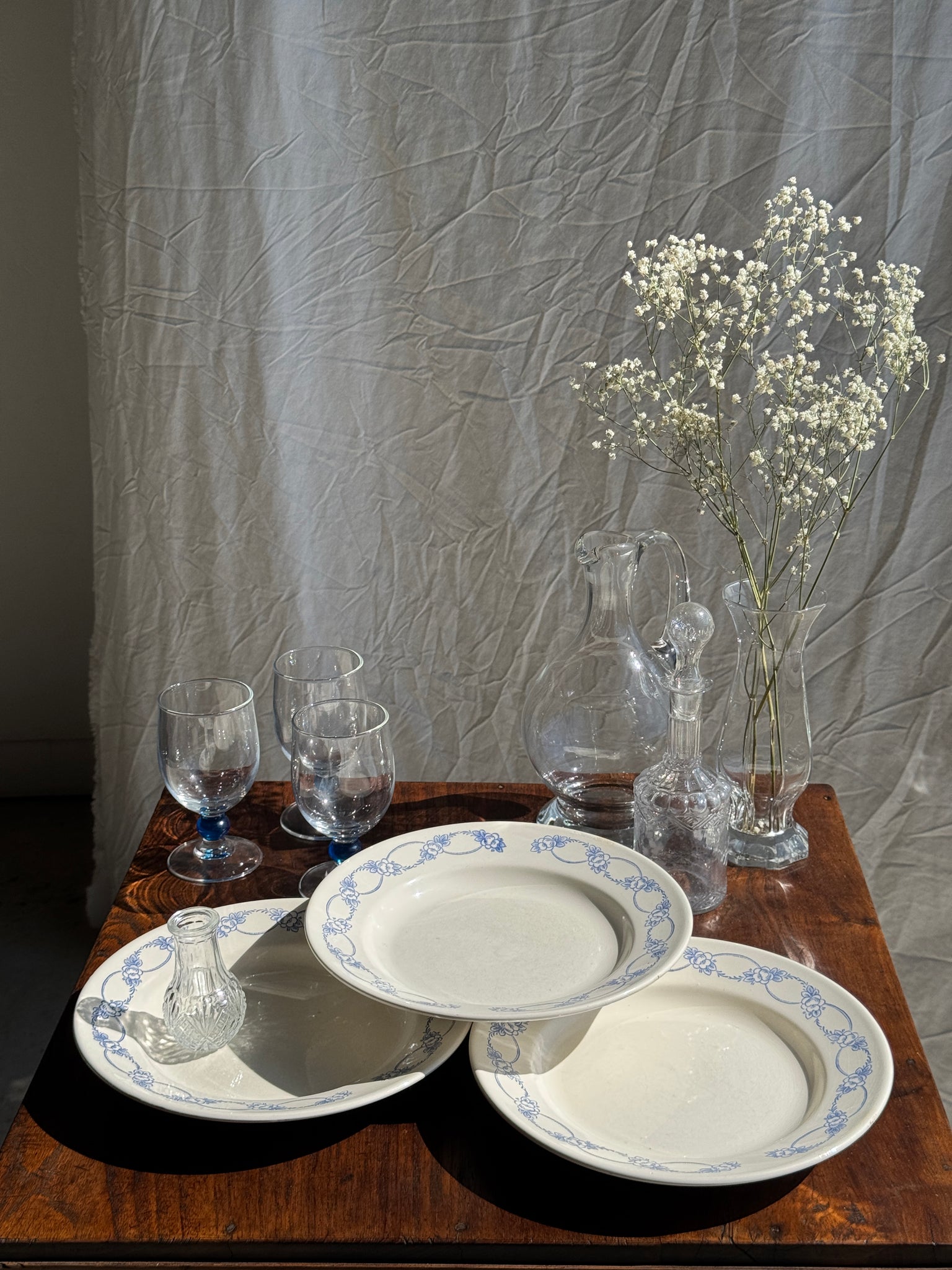 Lot de 6 grandes assiettes creuses motif de frise de fleurs bleues en faïence marque au dessous BmK