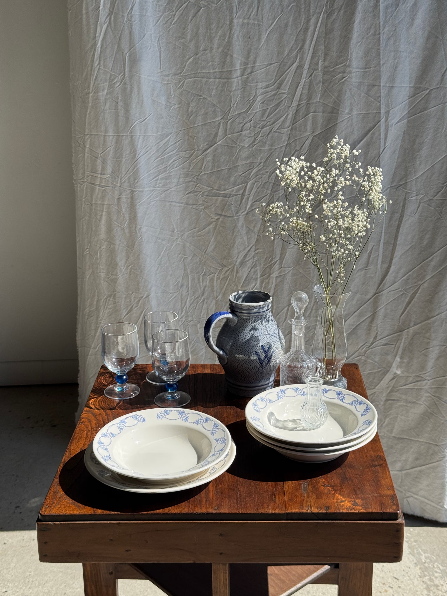 Lot de 10 petites assiettes creuses motif de frise de fleurs bleues en faïence marque au dessous BmK