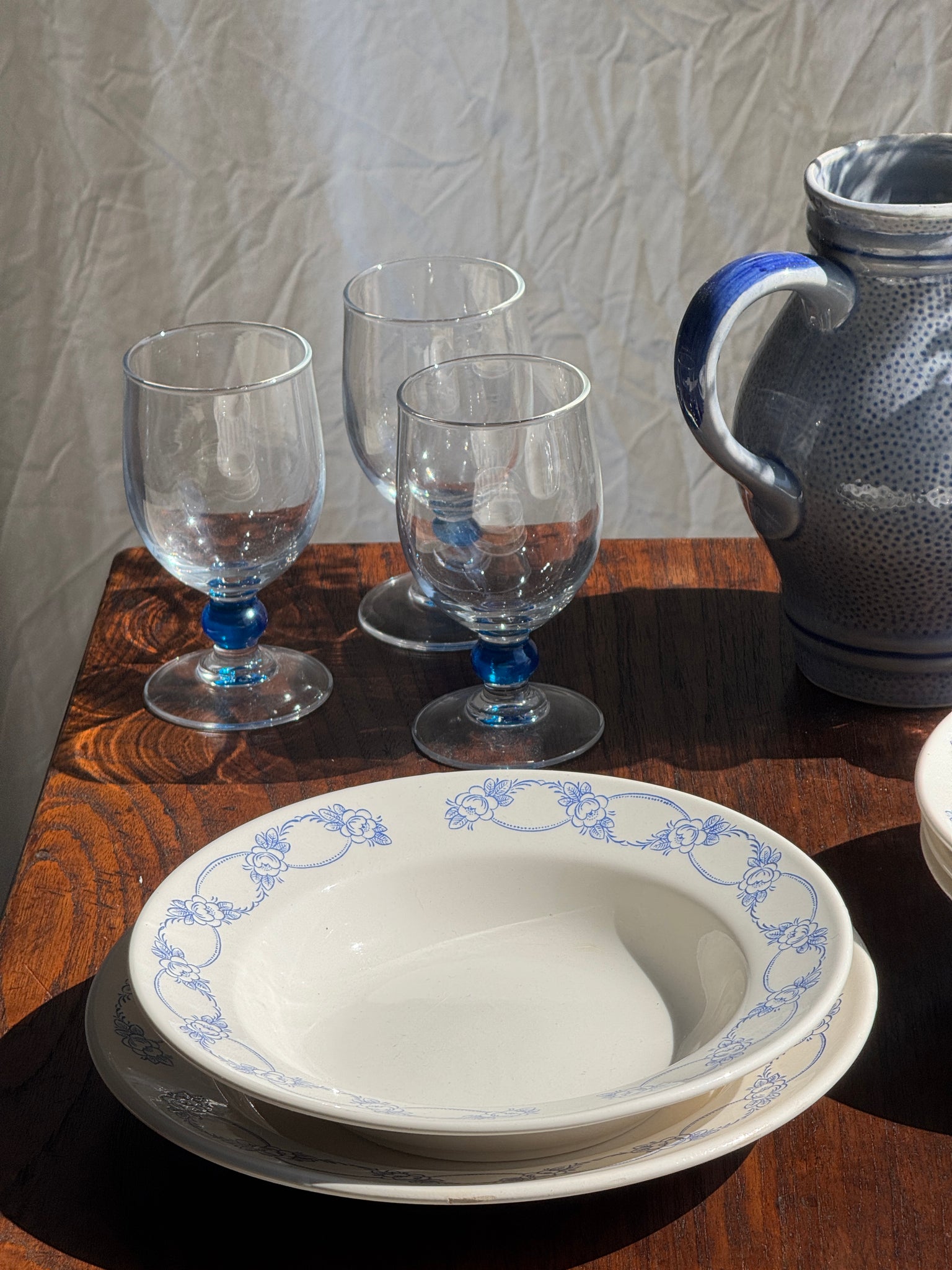 Lot de 10 petites assiettes creuses motif de frise de fleurs bleues en faïence marque au dessous BmK