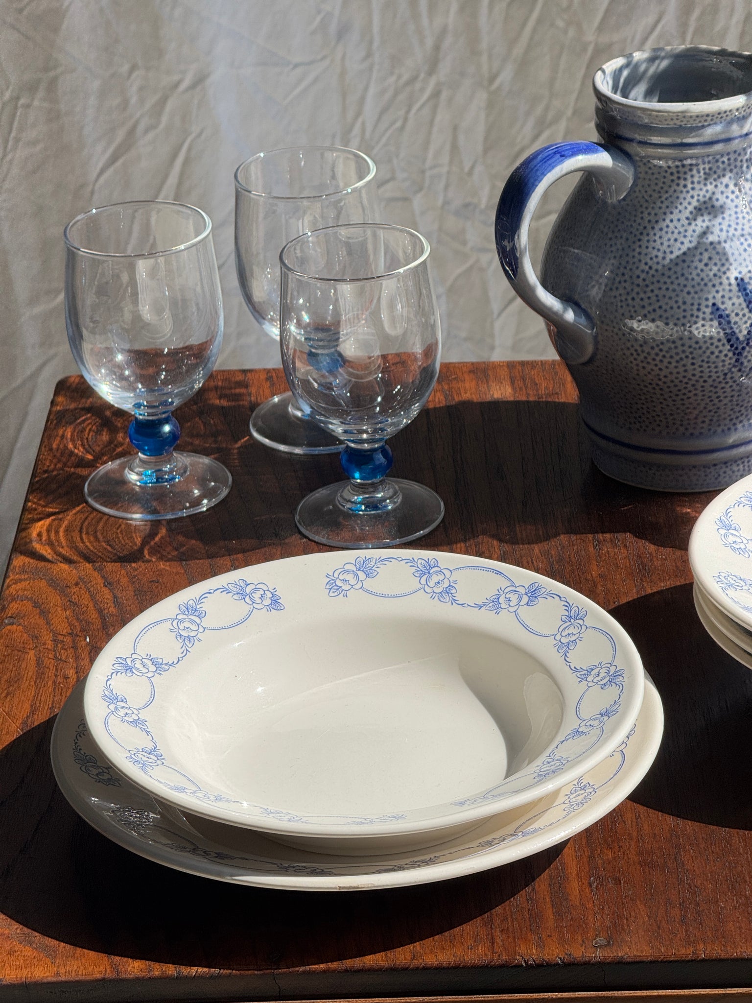 Lot de 10 petites assiettes creuses motif de frise de fleurs bleues en faïence marque au dessous BmK