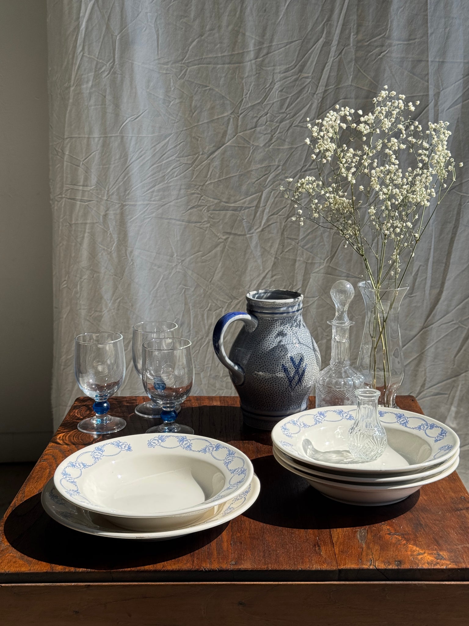 Lot de 10 petites assiettes creuses motif de frise de fleurs bleues en faïence marque au dessous BmK