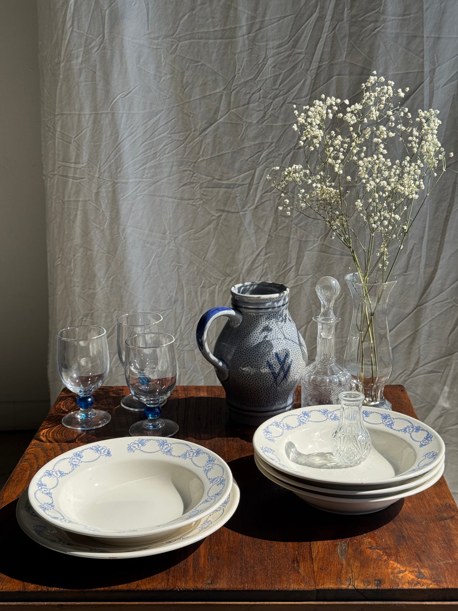 Lot de 10 petites assiettes creuses motif de frise de fleurs bleues en faïence marque au dessous BmK