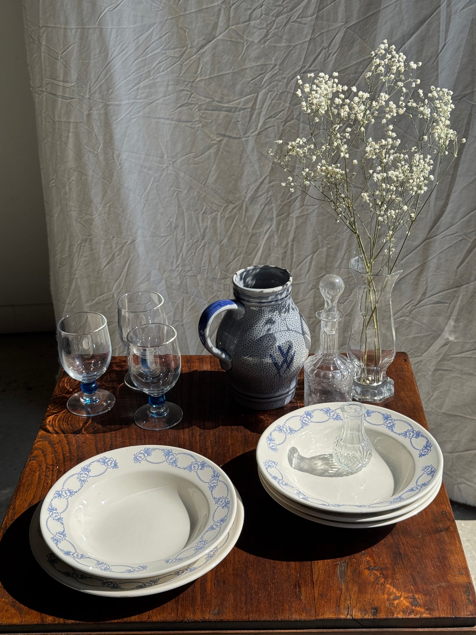 Lot de 10 petites assiettes creuses motif de frise de fleurs bleues en faïence marque au dessous BmK