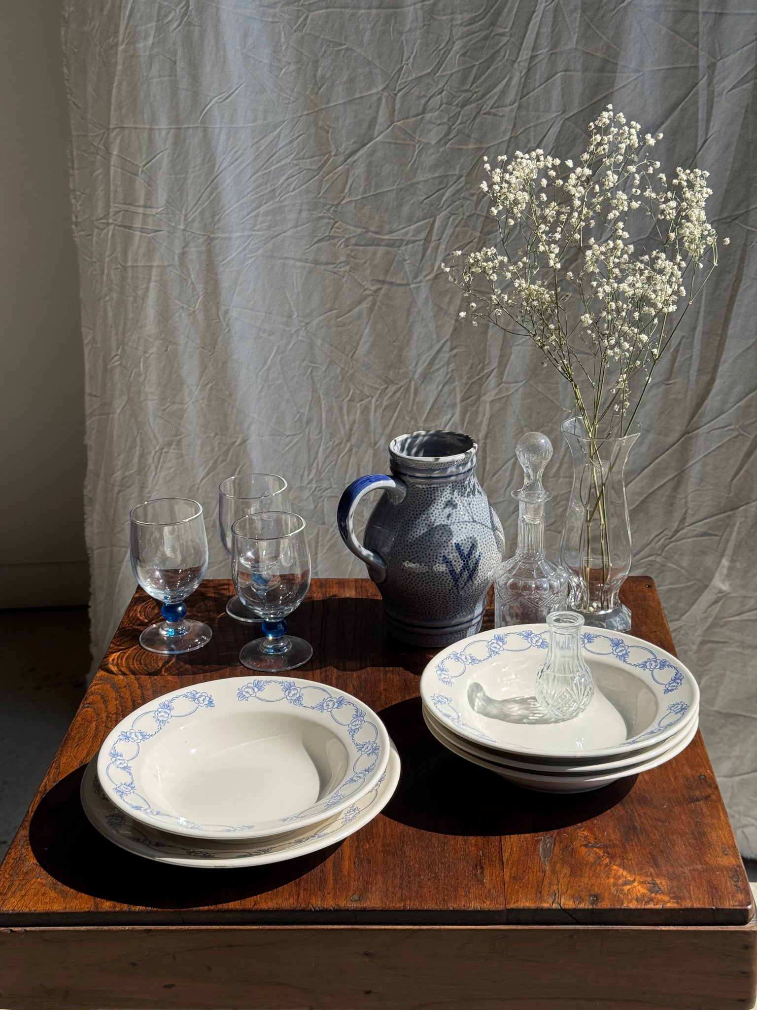 Lot de 10 petites assiettes creuses motif de frise de fleurs bleues en faïence marque au dessous BmK