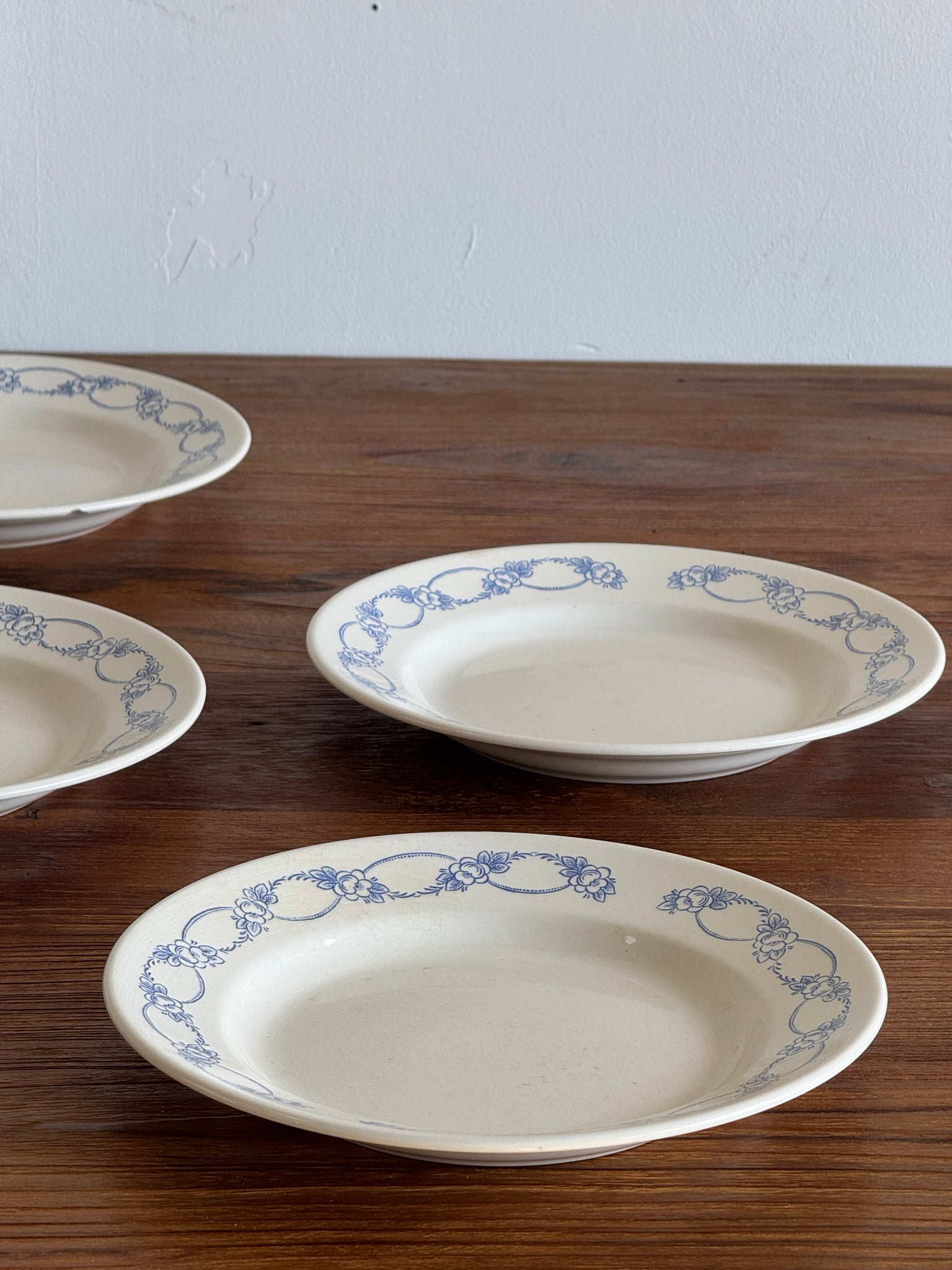 Lot de 6 grandes assiettes creuses motif de frise de fleurs bleues en faïence marque au dessous BmK