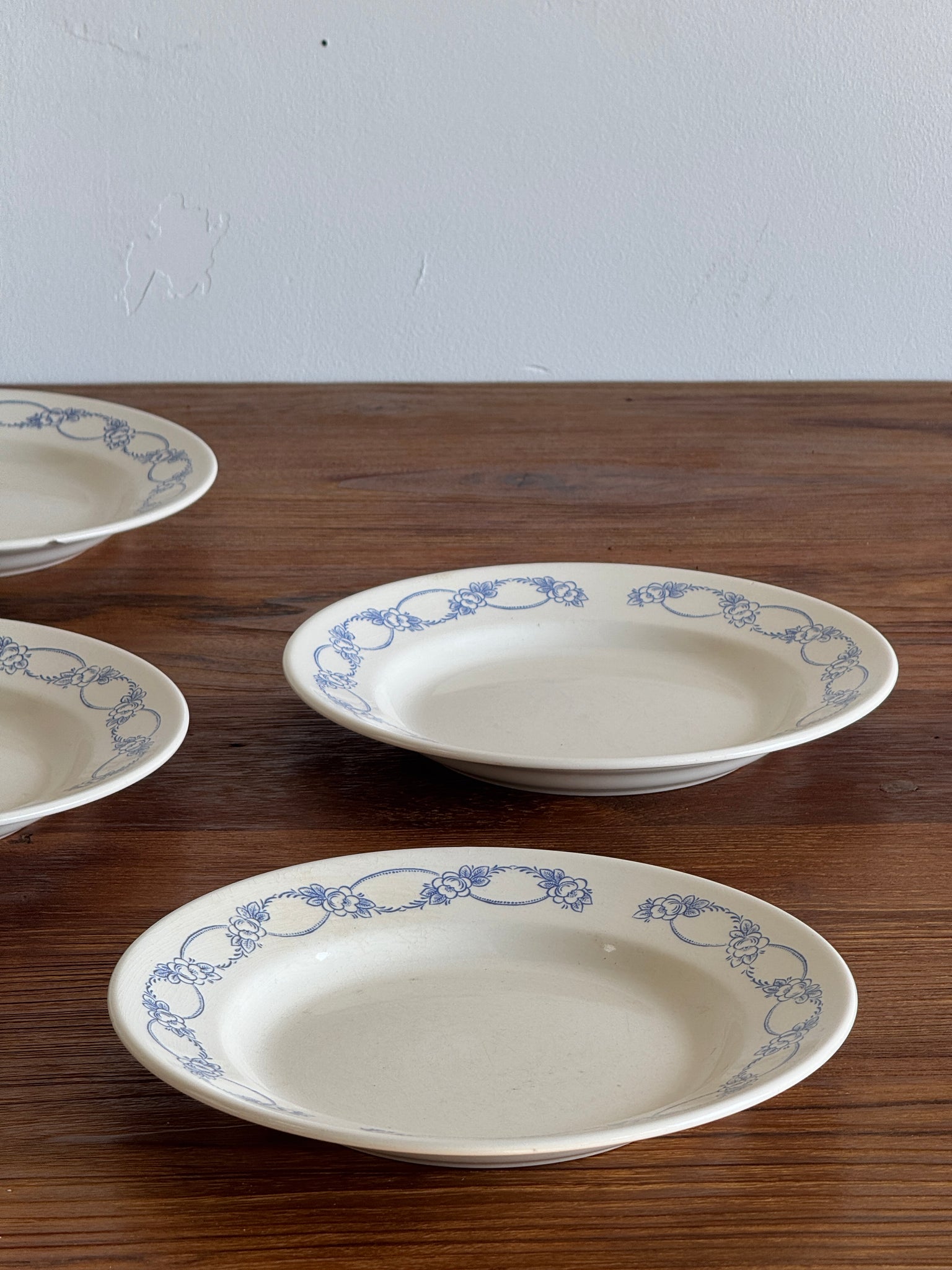Lot de 6 grandes assiettes creuses motif de frise de fleurs bleues en faïence marque au dessous BmK