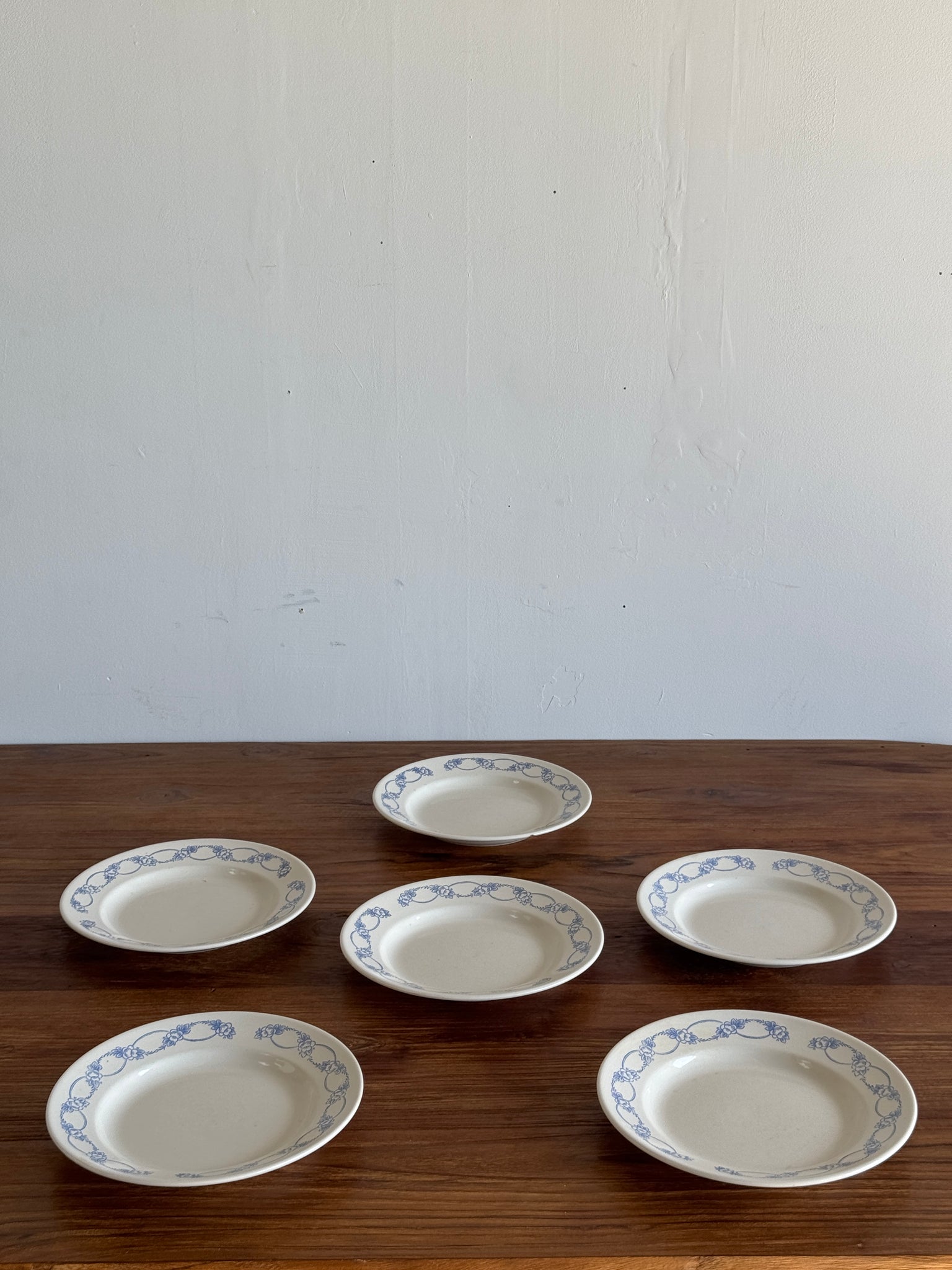 Lot de 6 grandes assiettes creuses motif de frise de fleurs bleues en faïence marque au dessous BmK