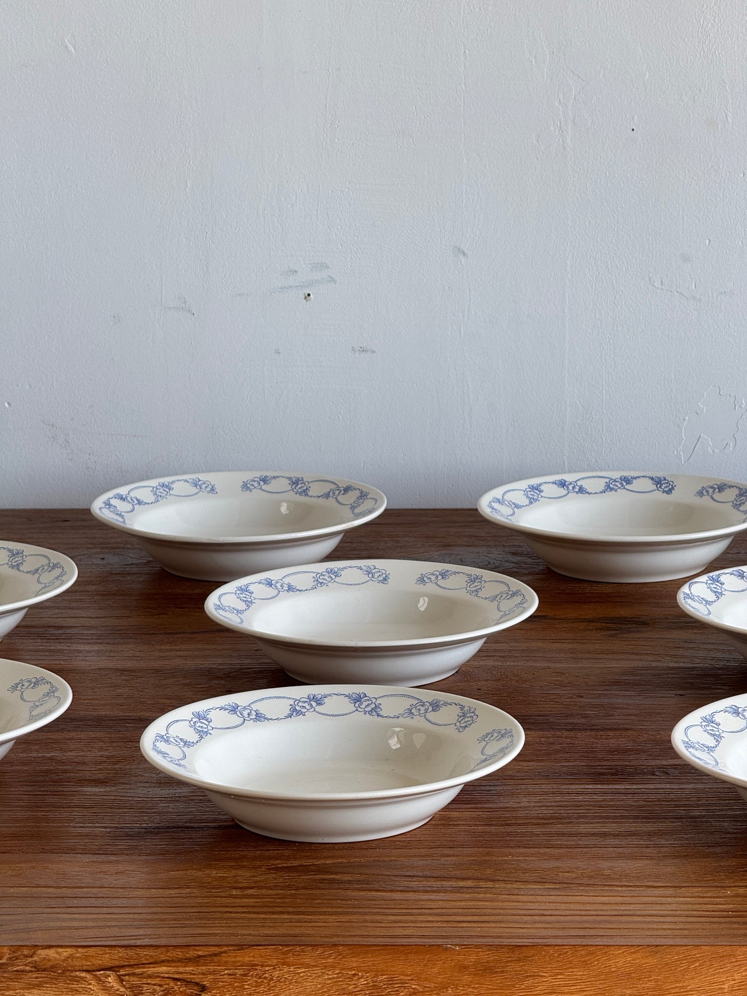 Lot de 10 petites assiettes creuses motif de frise de fleurs bleues en faïence marque au dessous BmK