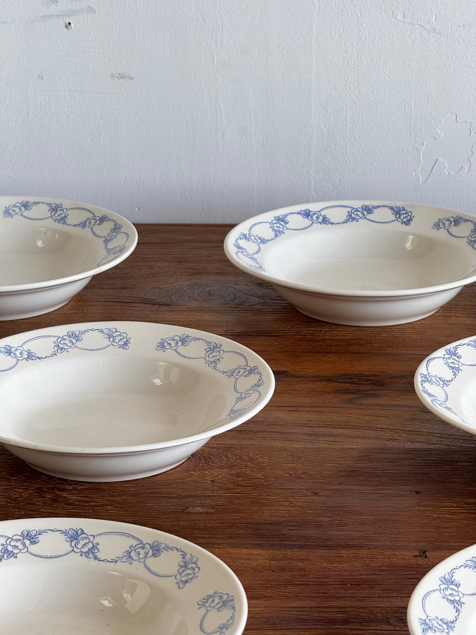Lot de 10 petites assiettes creuses motif de frise de fleurs bleues en faïence marque au dessous BmK