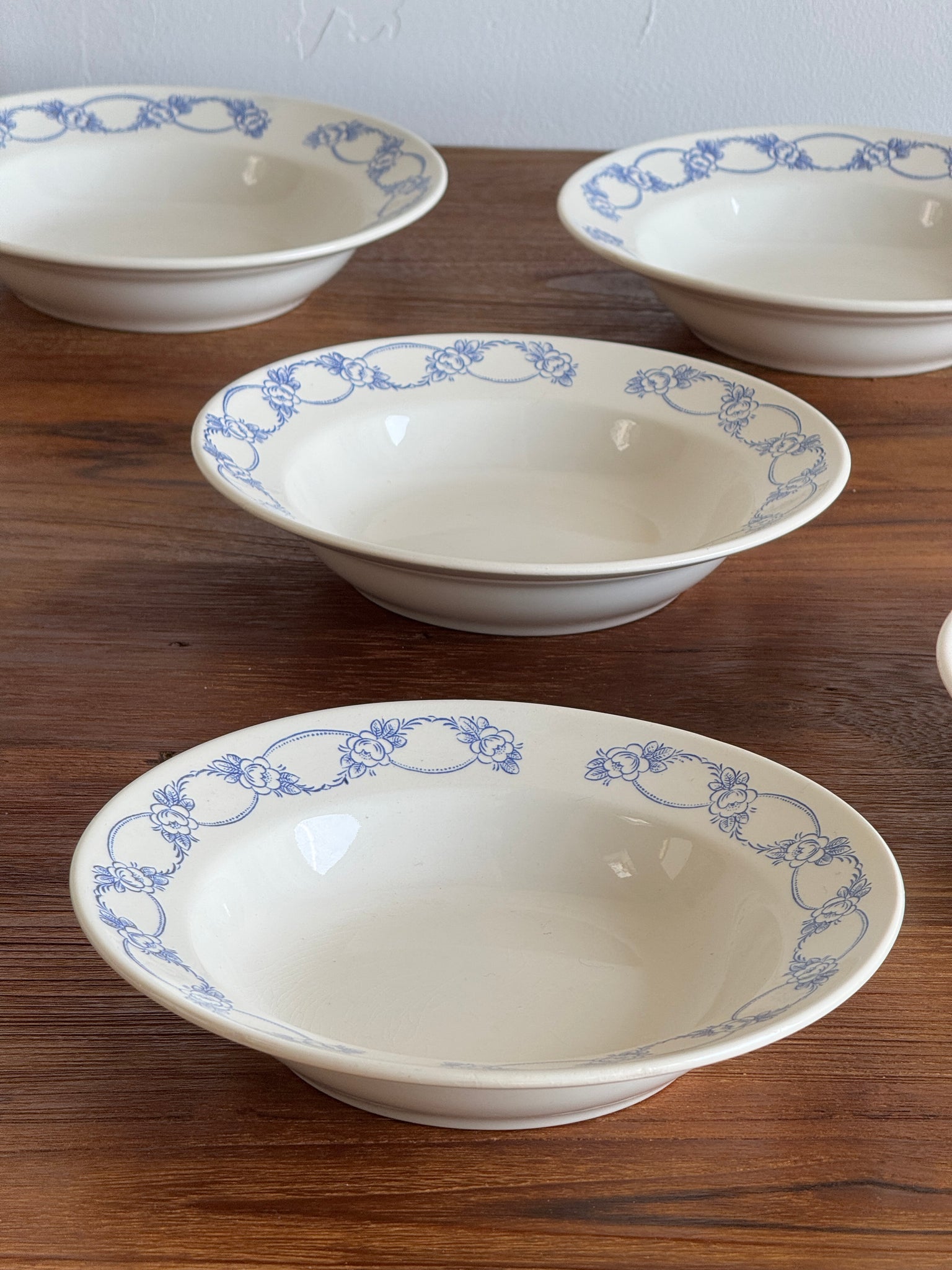 Lot de 10 petites assiettes creuses motif de frise de fleurs bleues en faïence marque au dessous BmK