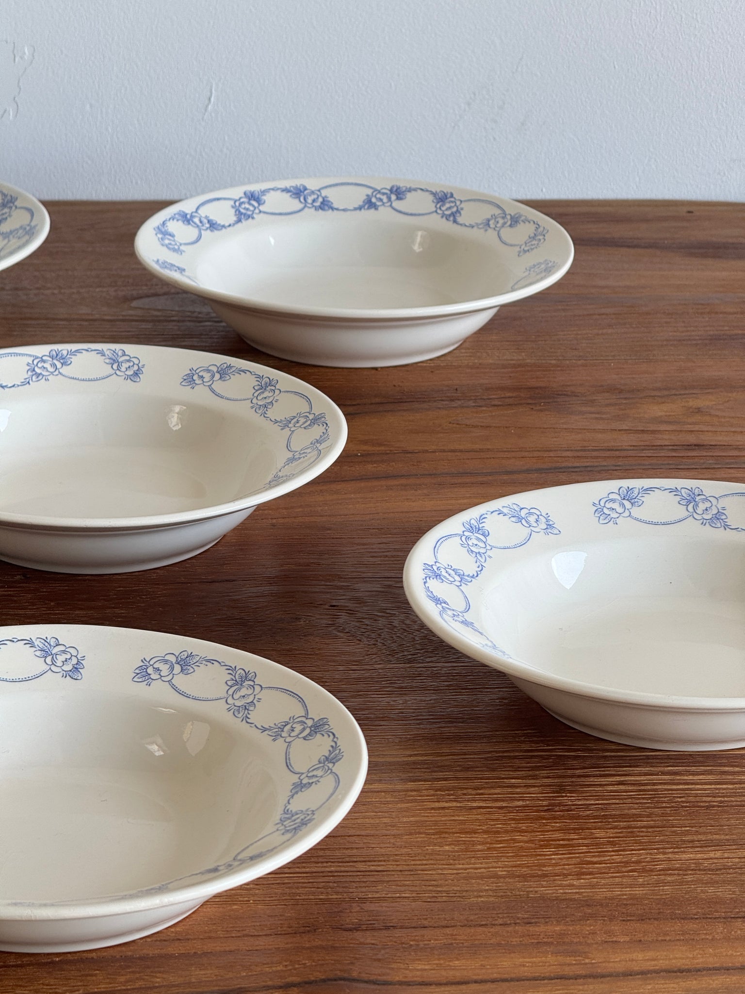 Lot de 10 petites assiettes creuses motif de frise de fleurs bleues en faïence marque au dessous BmK
