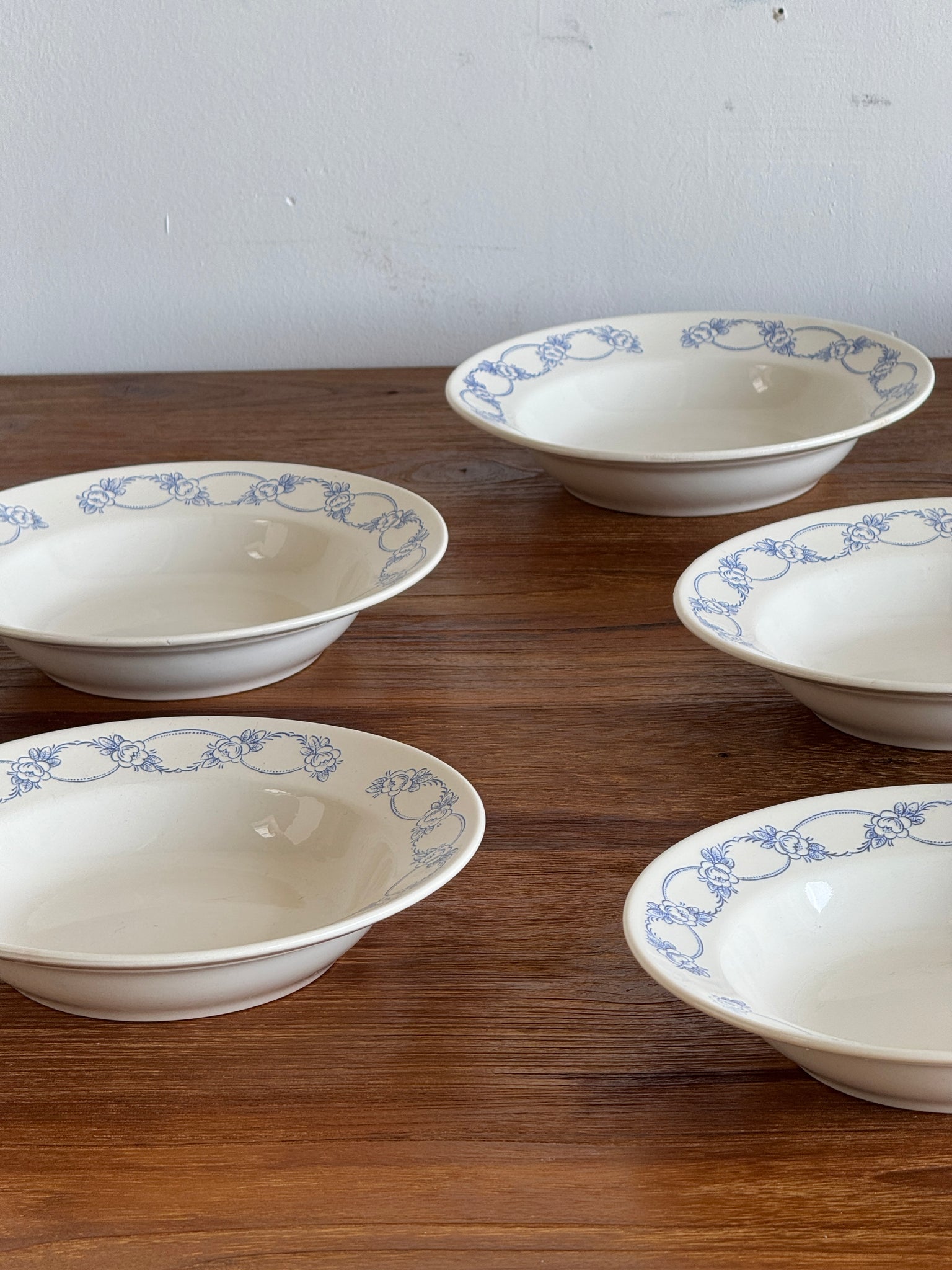 Lot de 10 petites assiettes creuses motif de frise de fleurs bleues en faïence marque au dessous BmK