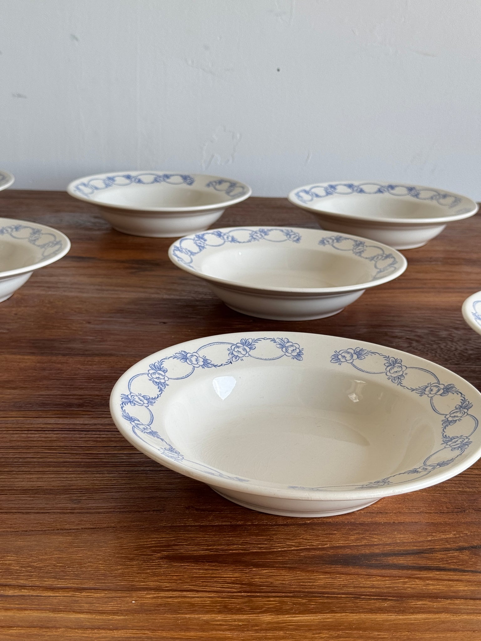 Lot de 10 petites assiettes creuses motif de frise de fleurs bleues en faïence marque au dessous BmK