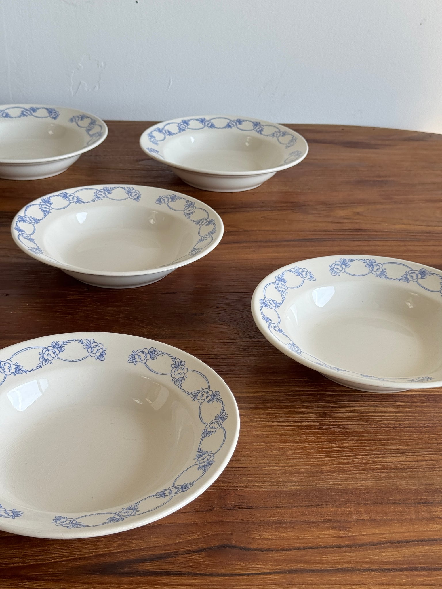 Lot de 10 petites assiettes creuses motif de frise de fleurs bleues en faïence marque au dessous BmK