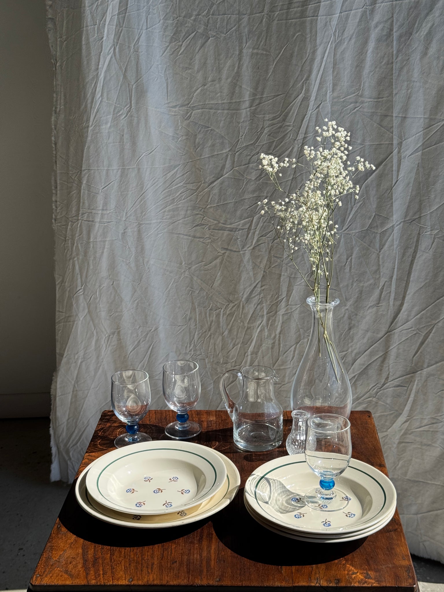 Lot de 8 assiettes + 3 plats vintage en faïence liseré vert et motifs de fleurs stylisées bleues et vertes