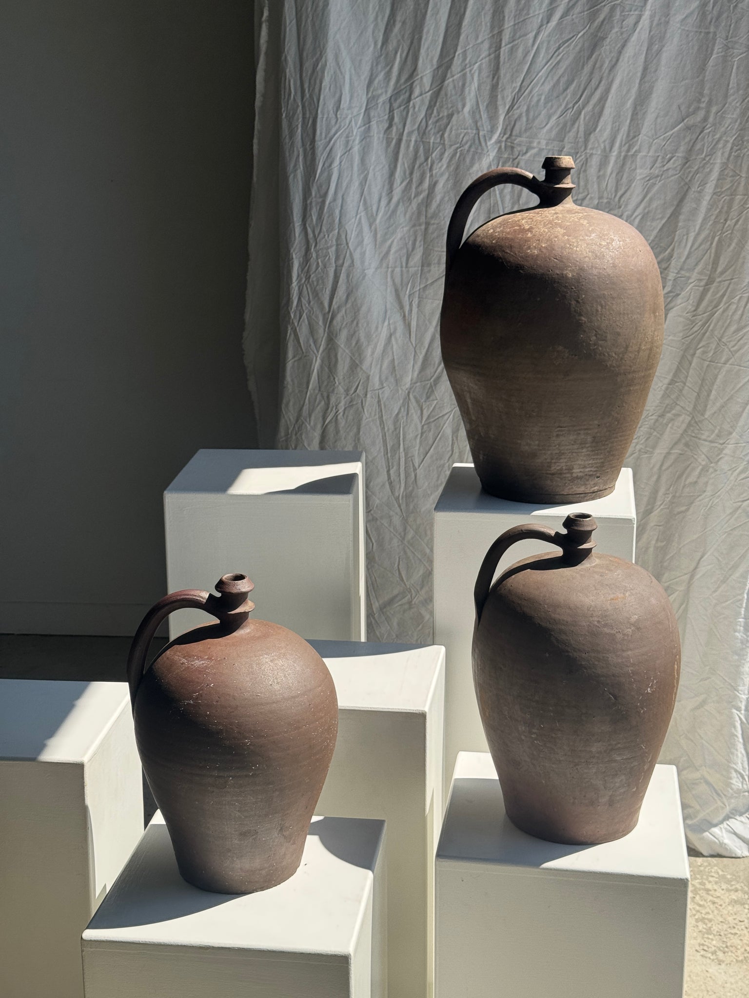 Grande jarre vinaigrier brune à anse H36