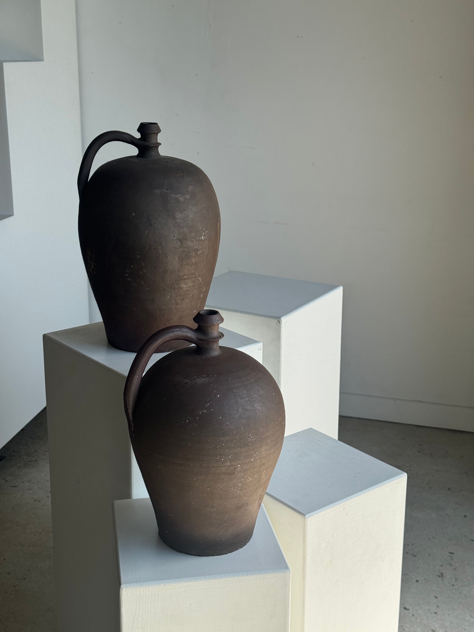 Grande jarre vinaigrier brune à anse H36