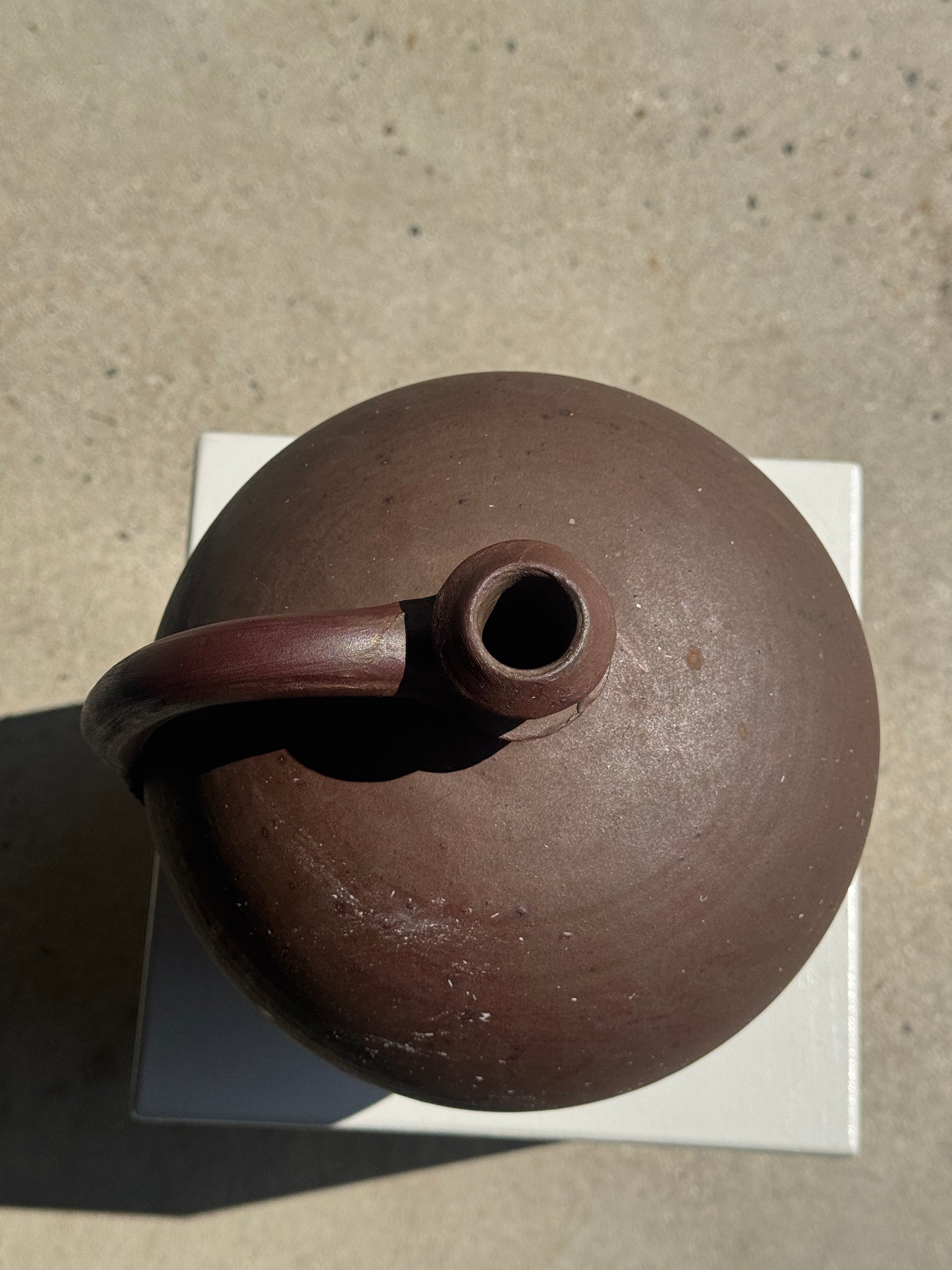 Grande jarre vinaigrier brune à anse H36