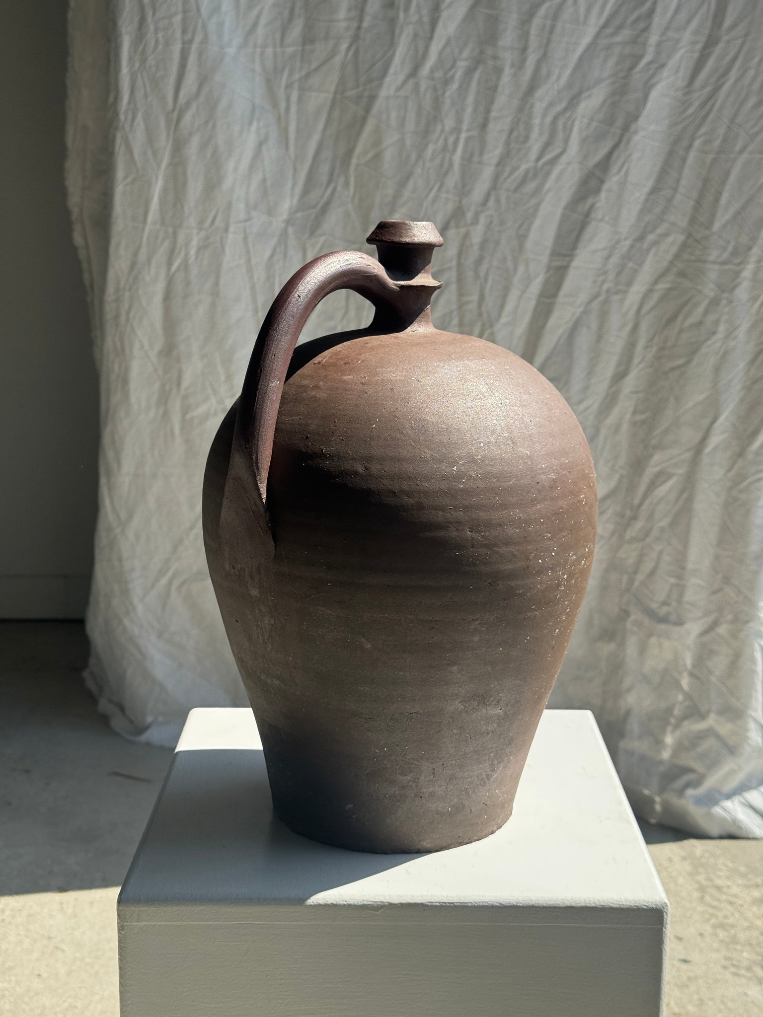 Grande jarre vinaigrier brune à anse H36