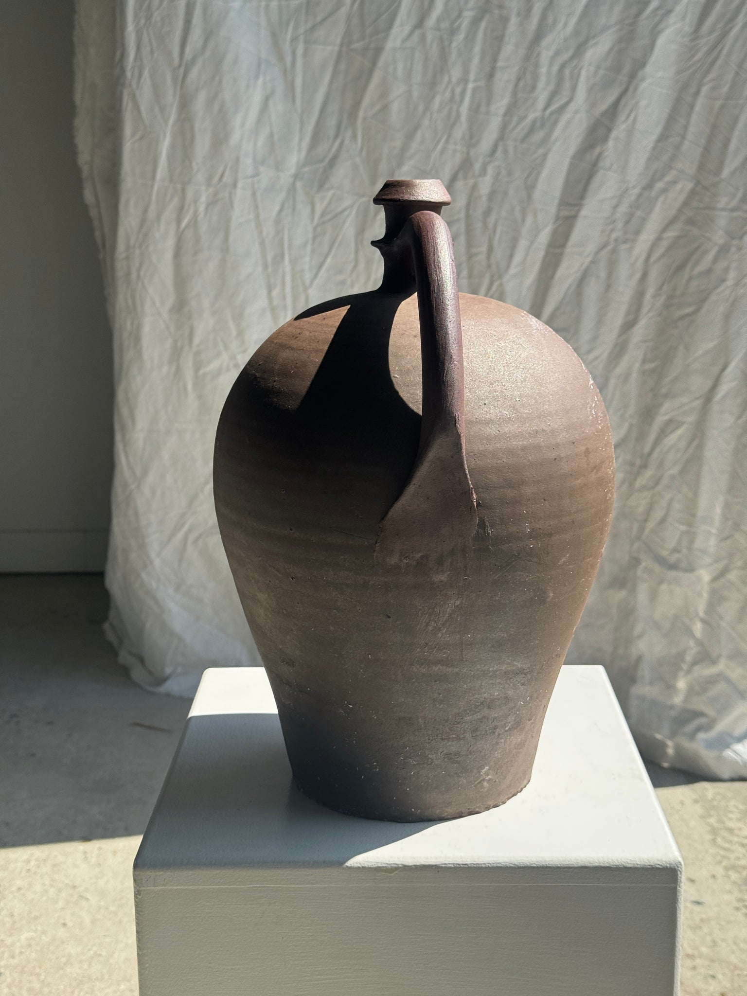 Grande jarre vinaigrier brune à anse H36