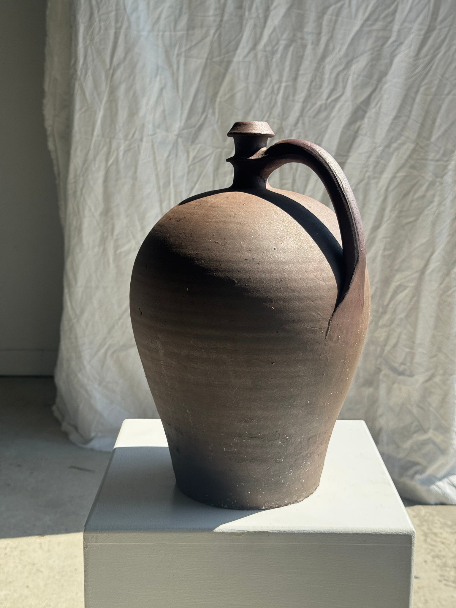 Grande jarre vinaigrier brune à anse H36