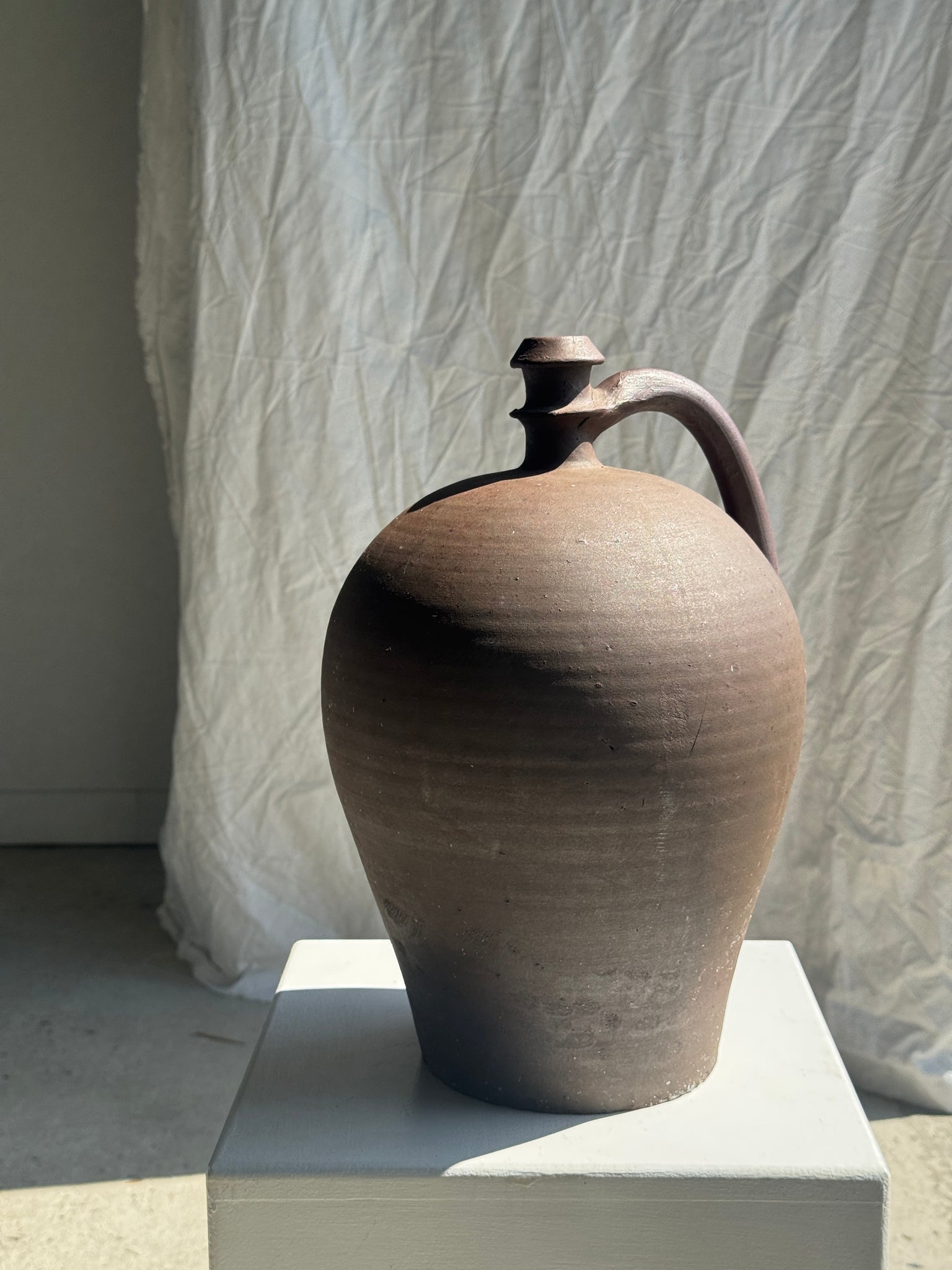 Grande jarre vinaigrier brune à anse H36