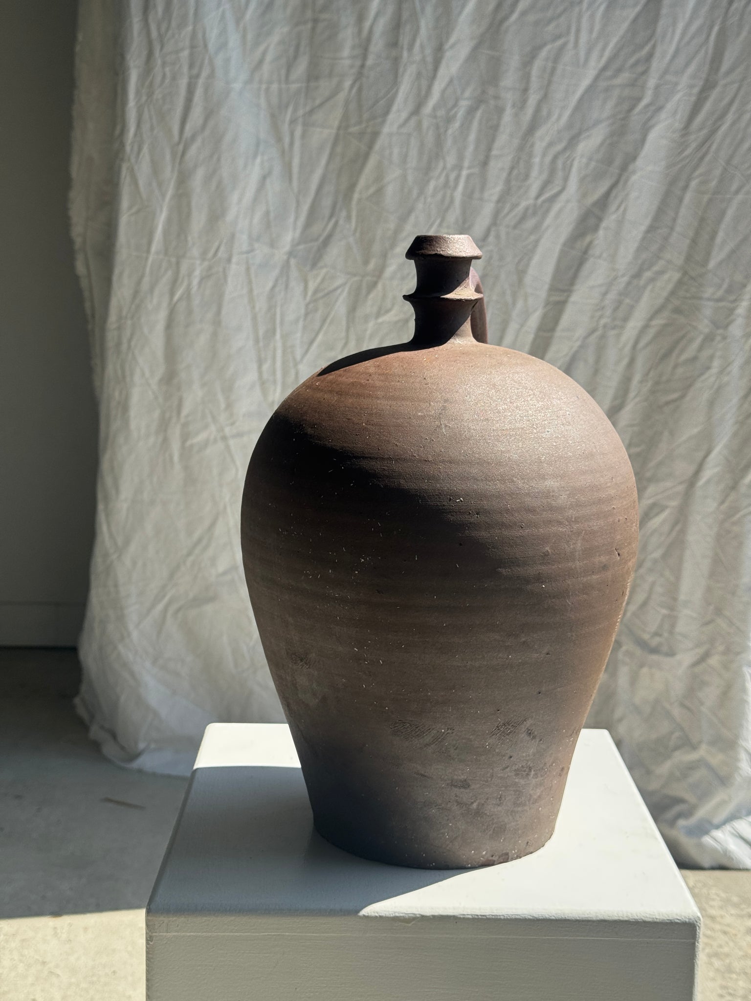 Grande jarre vinaigrier brune à anse H36