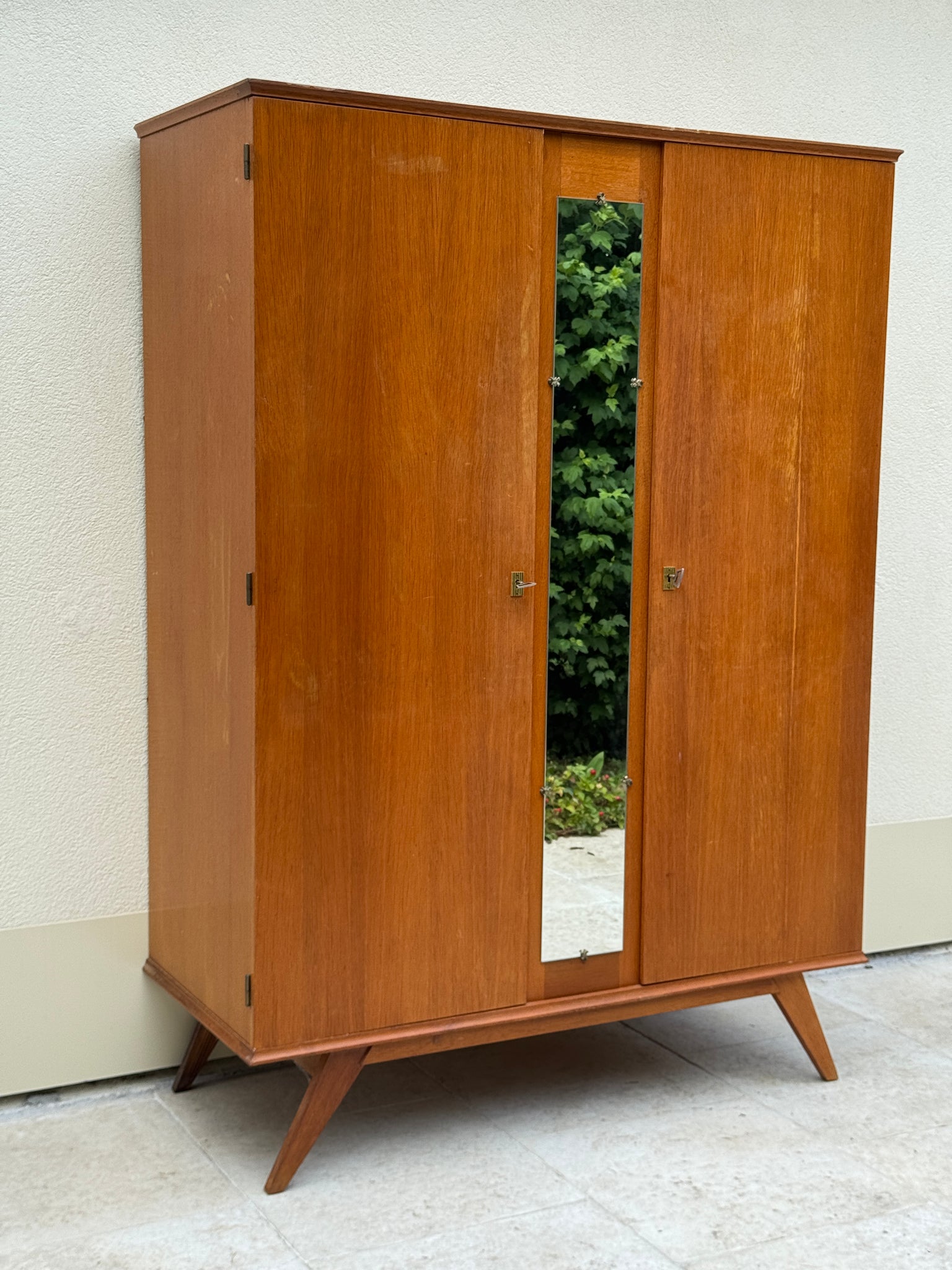 Armoire pieds compas années 60 de style scandinave en bois et miroir