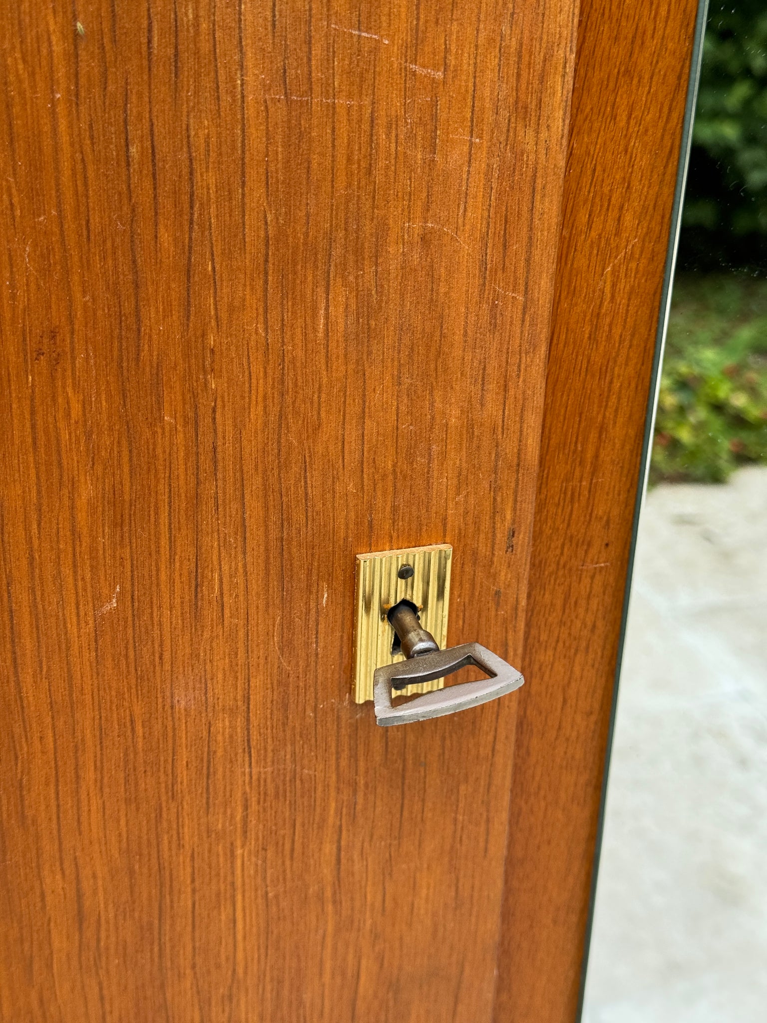 Armoire pieds compas années 60 de style scandinave en bois et miroir