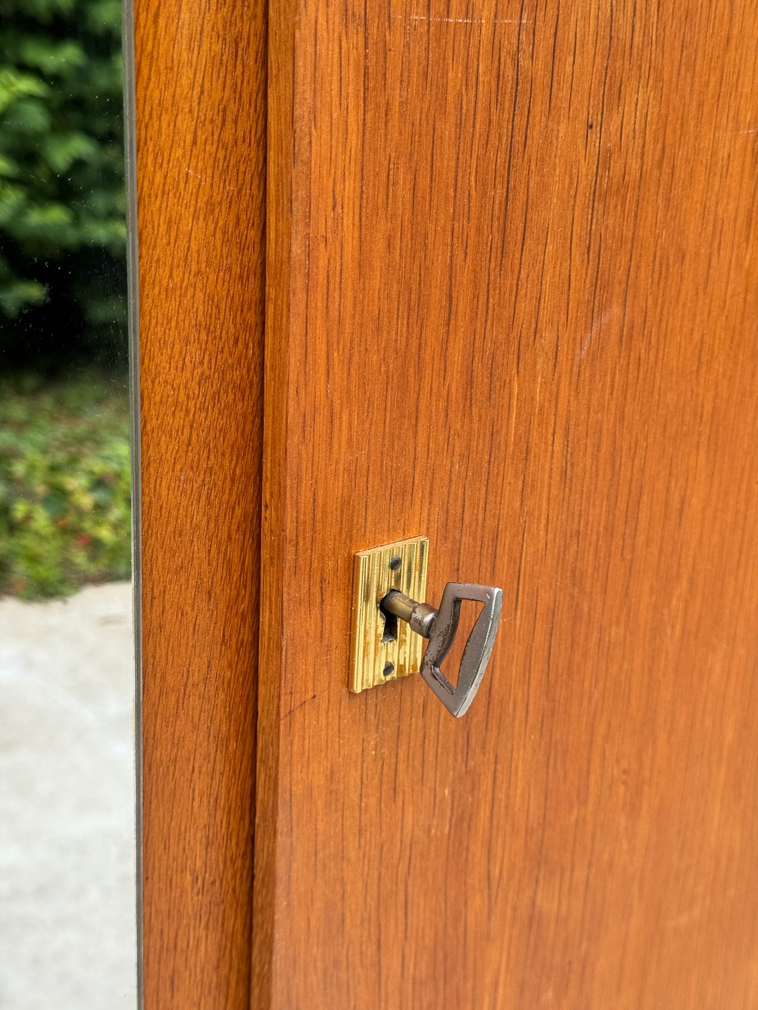 Armoire pieds compas années 60 de style scandinave en bois et miroir