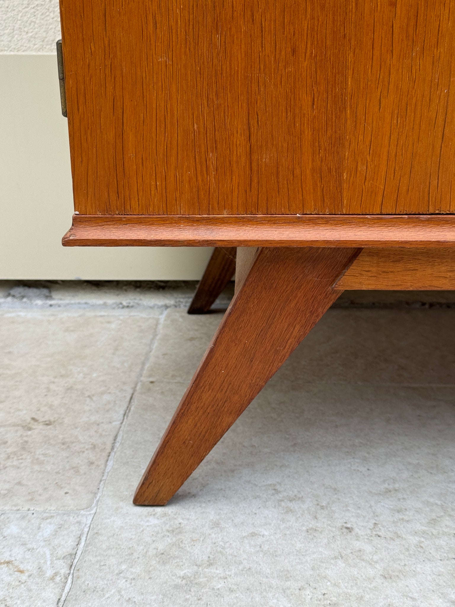 Armoire pieds compas années 60 de style scandinave en bois et miroir
