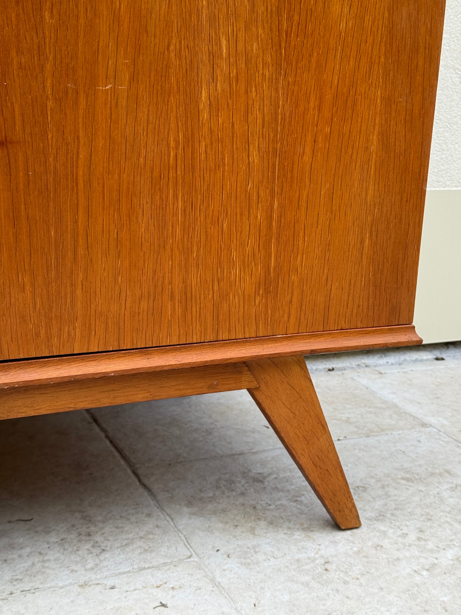 Armoire pieds compas années 60 de style scandinave en bois et miroir