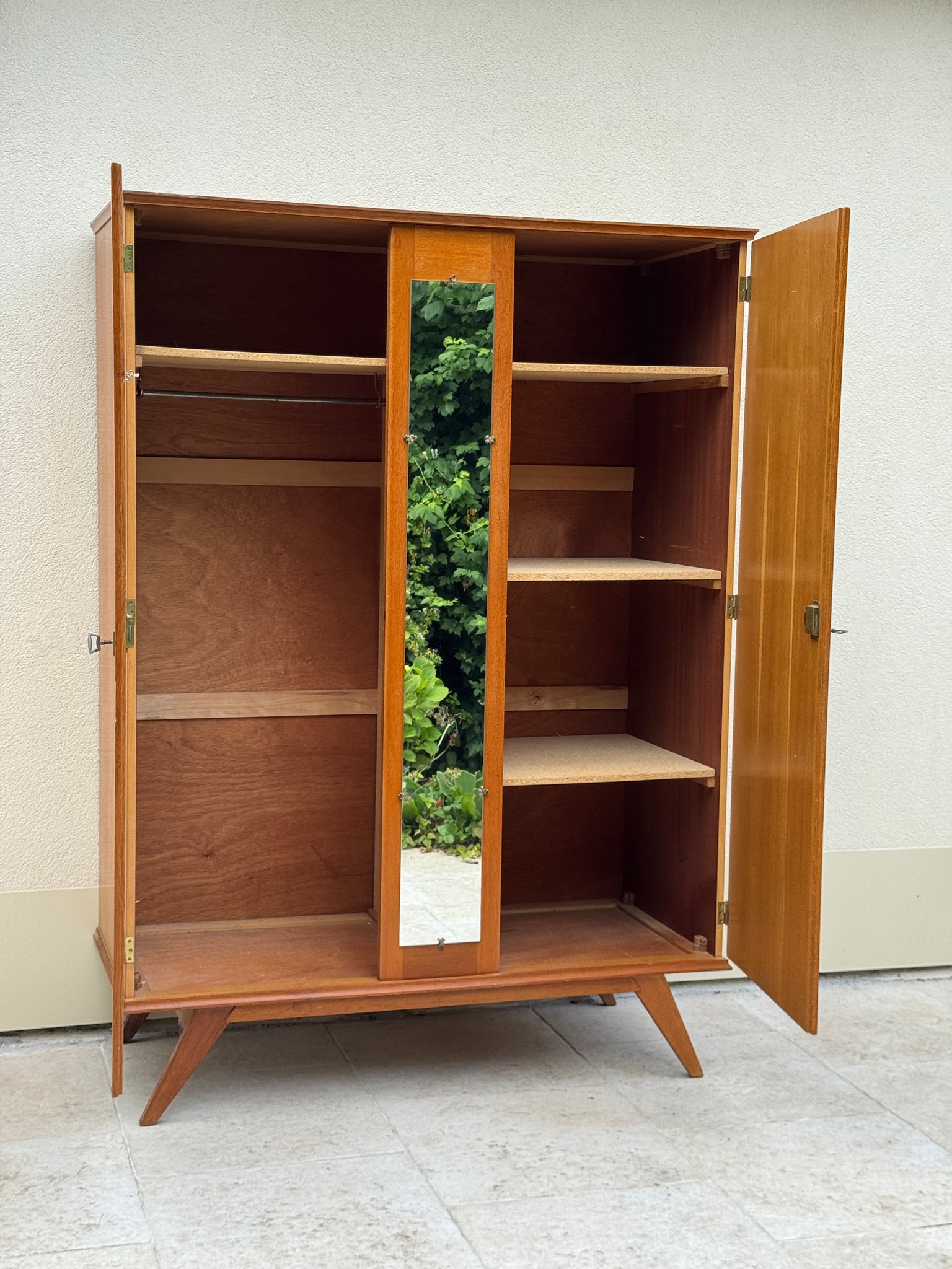Armoire pieds compas années 60 de style scandinave en bois et miroir