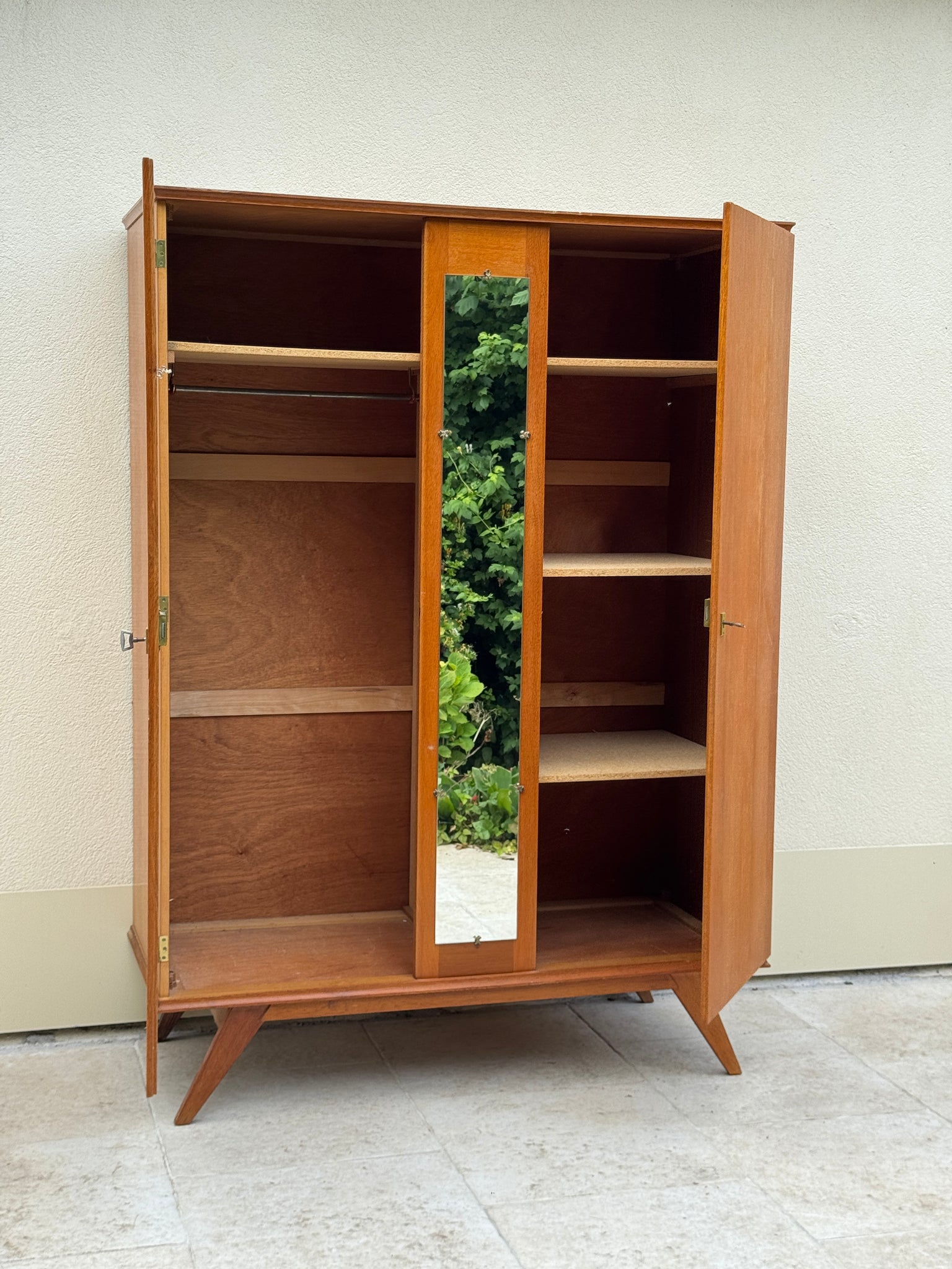 Armoire pieds compas années 60 de style scandinave en bois et miroir