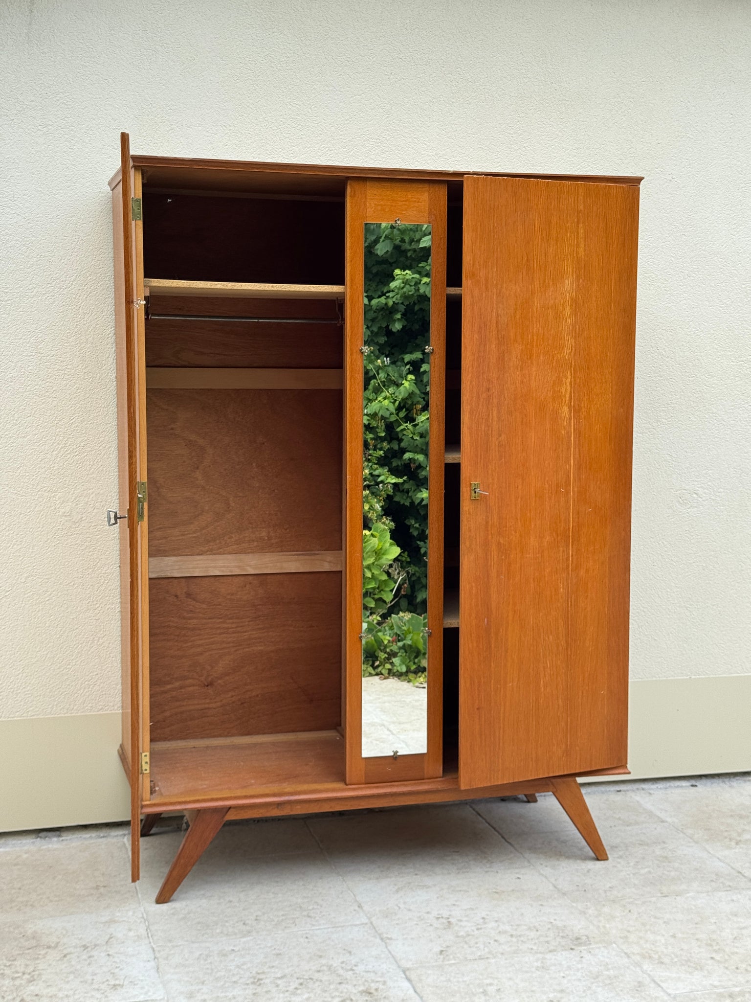 Armoire pieds compas années 60 de style scandinave en bois et miroir