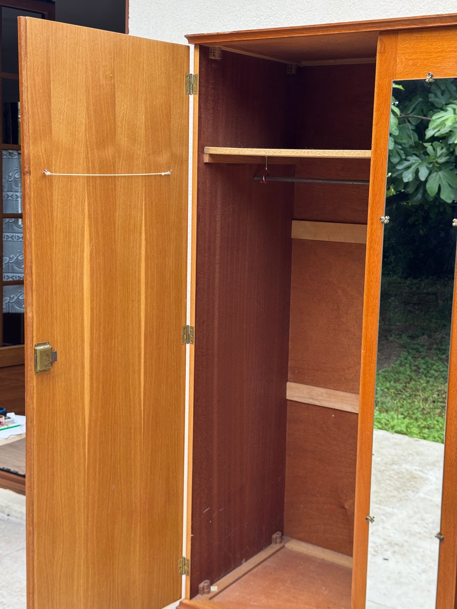 Armoire pieds compas années 60 de style scandinave en bois et miroir
