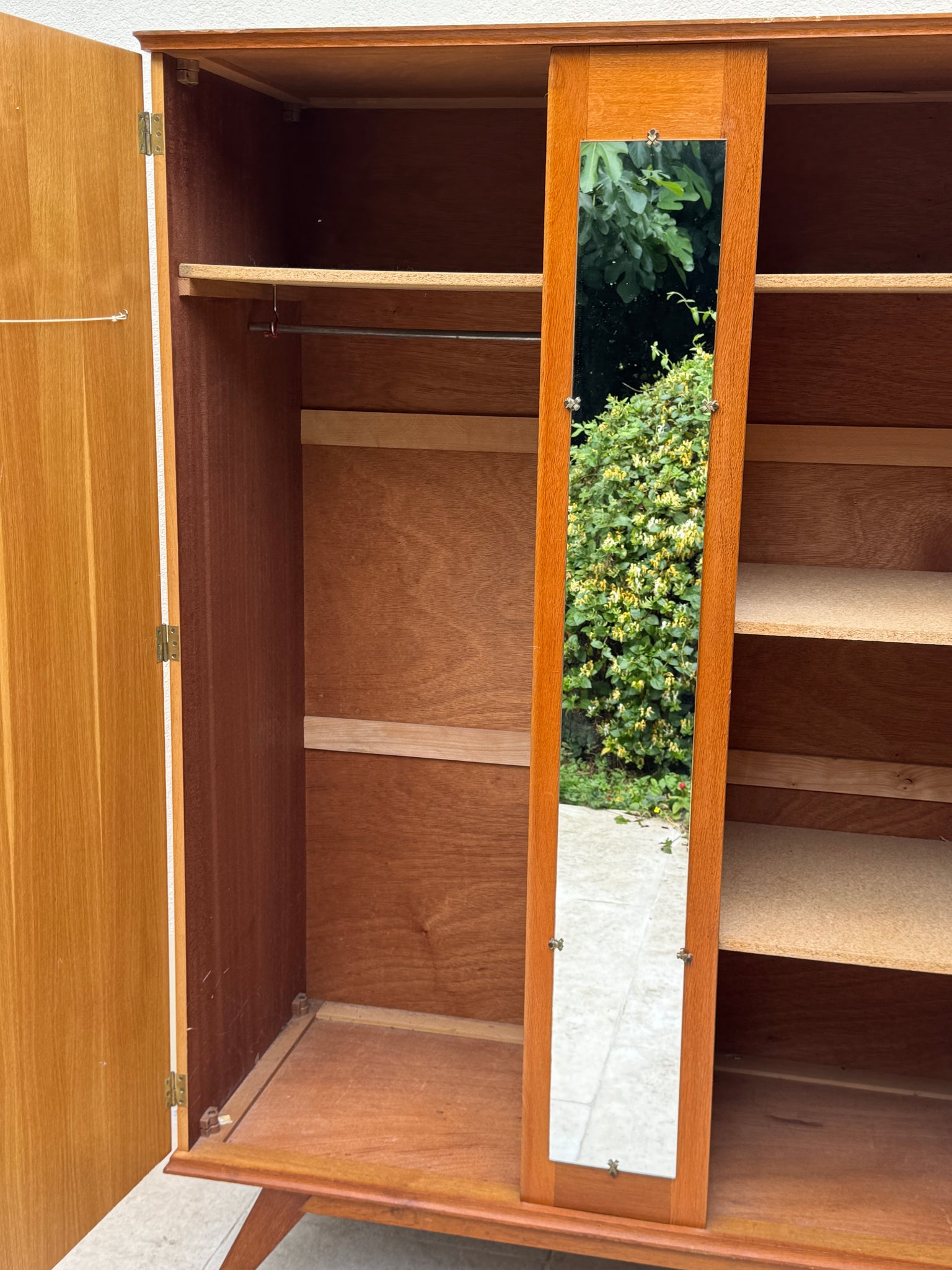 Armoire pieds compas années 60 de style scandinave en bois et miroir