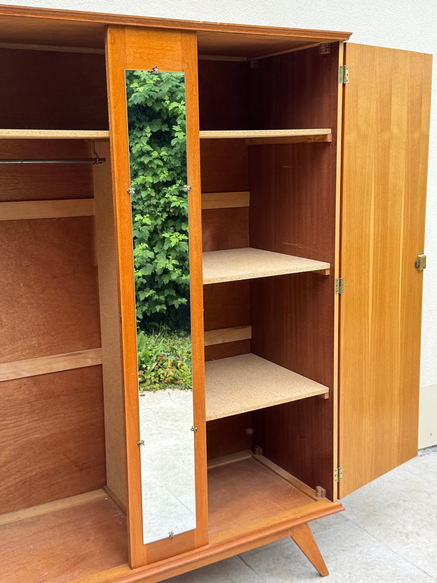 Armoire pieds compas années 60 de style scandinave en bois et miroir