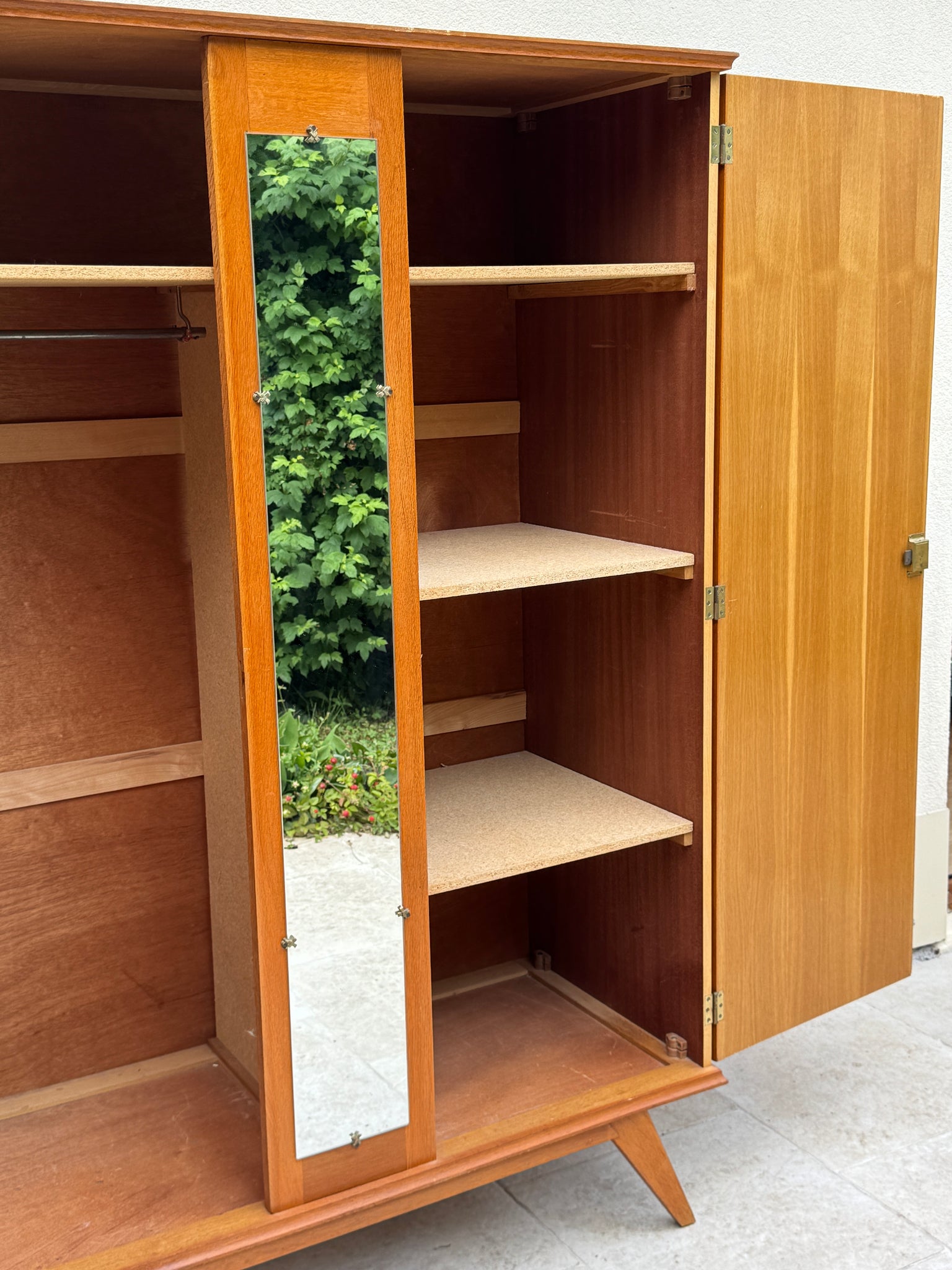 Armoire pieds compas années 60 de style scandinave en bois et miroir