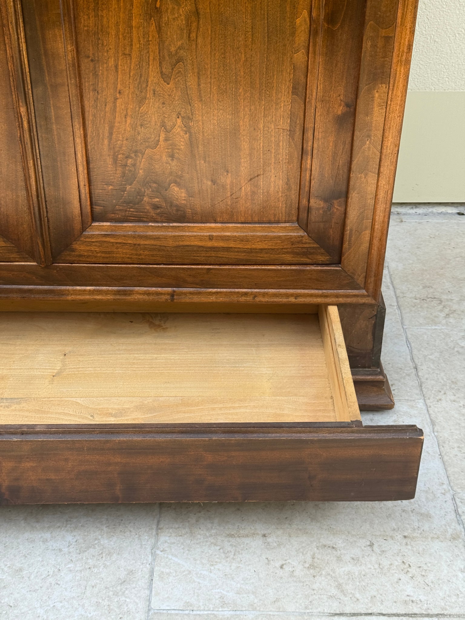 Grande armoire en bois massif XIXe Biedermeier