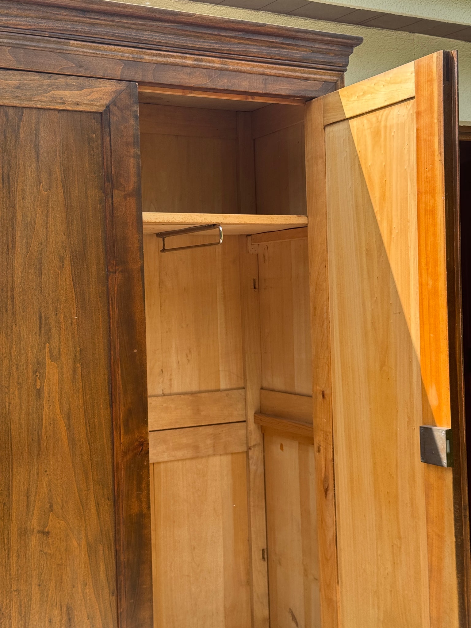 Grande armoire en bois massif XIXe Biedermeier
