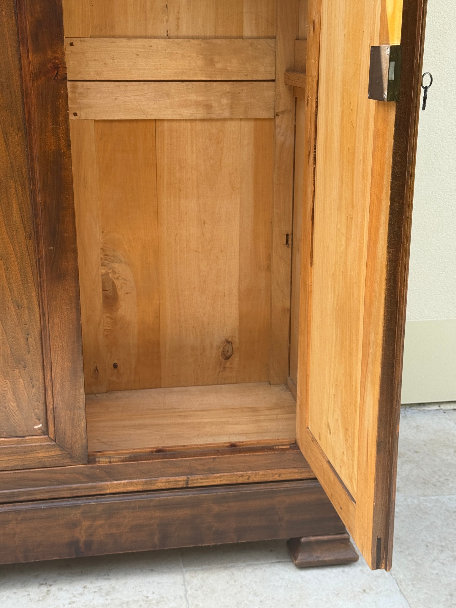 Grande armoire en bois massif XIXe Biedermeier