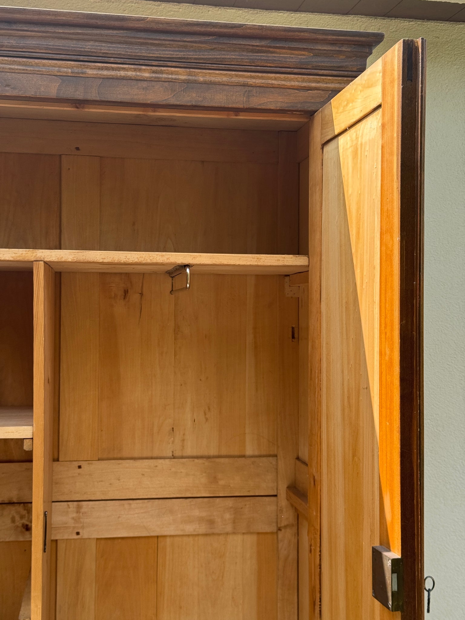 Grande armoire en bois massif XIXe Biedermeier