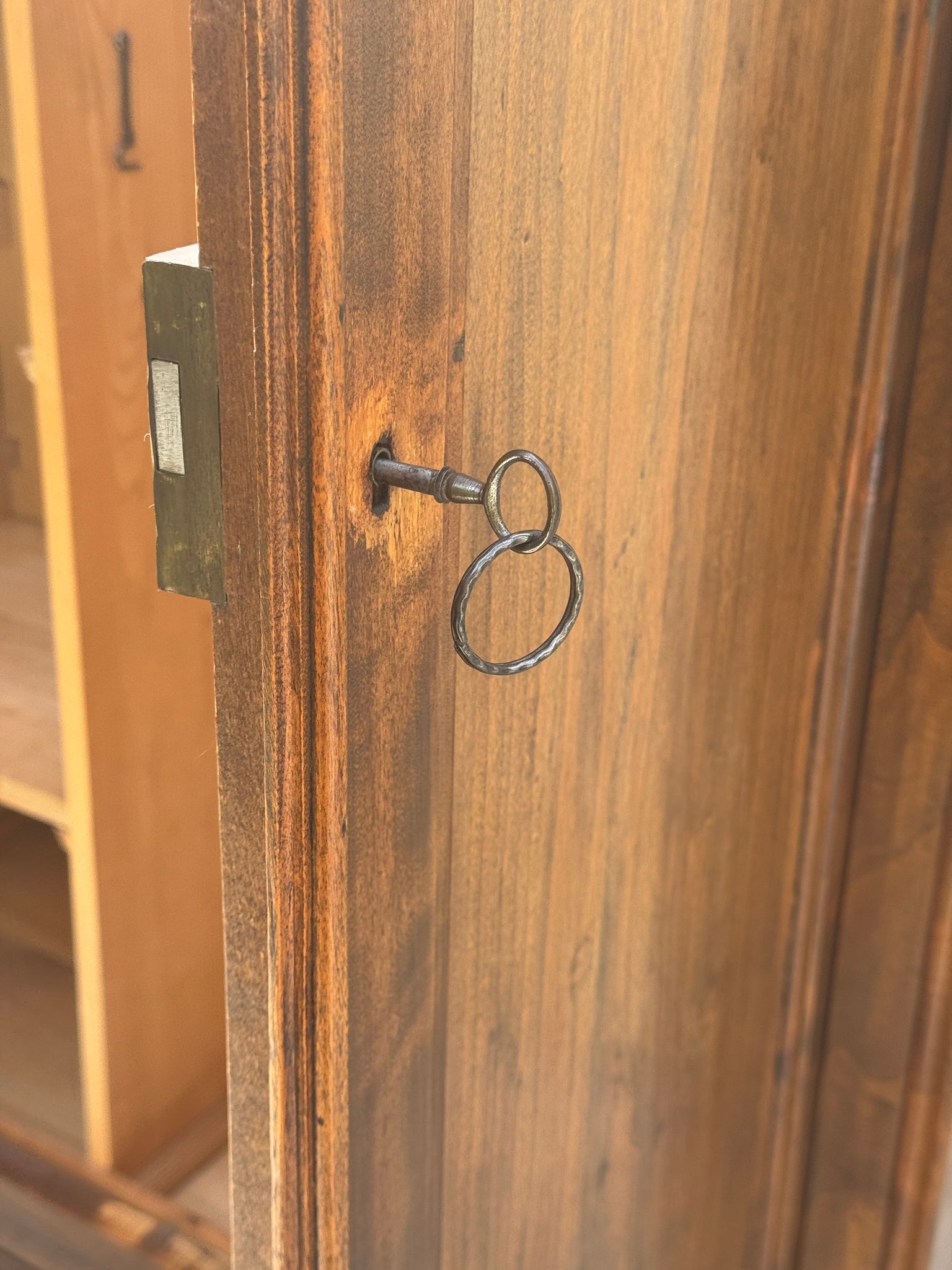 Grande armoire en bois massif XIXe Biedermeier