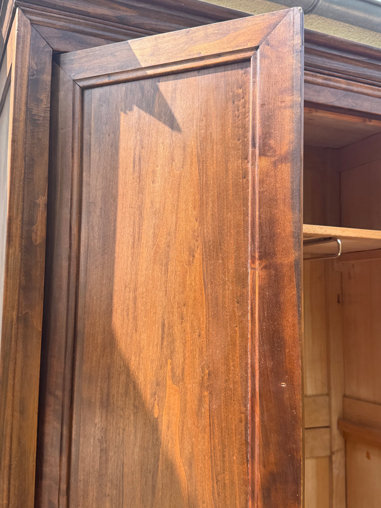 Grande armoire en bois massif XIXe Biedermeier