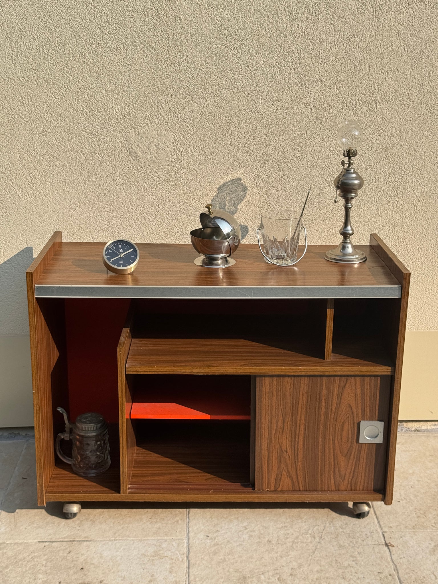 Meuble bar années 70 brun à fond orange sur roulettes