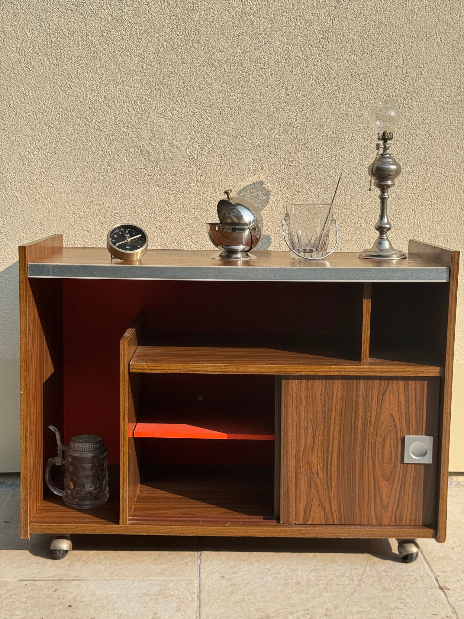 Meuble bar années 70 brun à fond orange sur roulettes