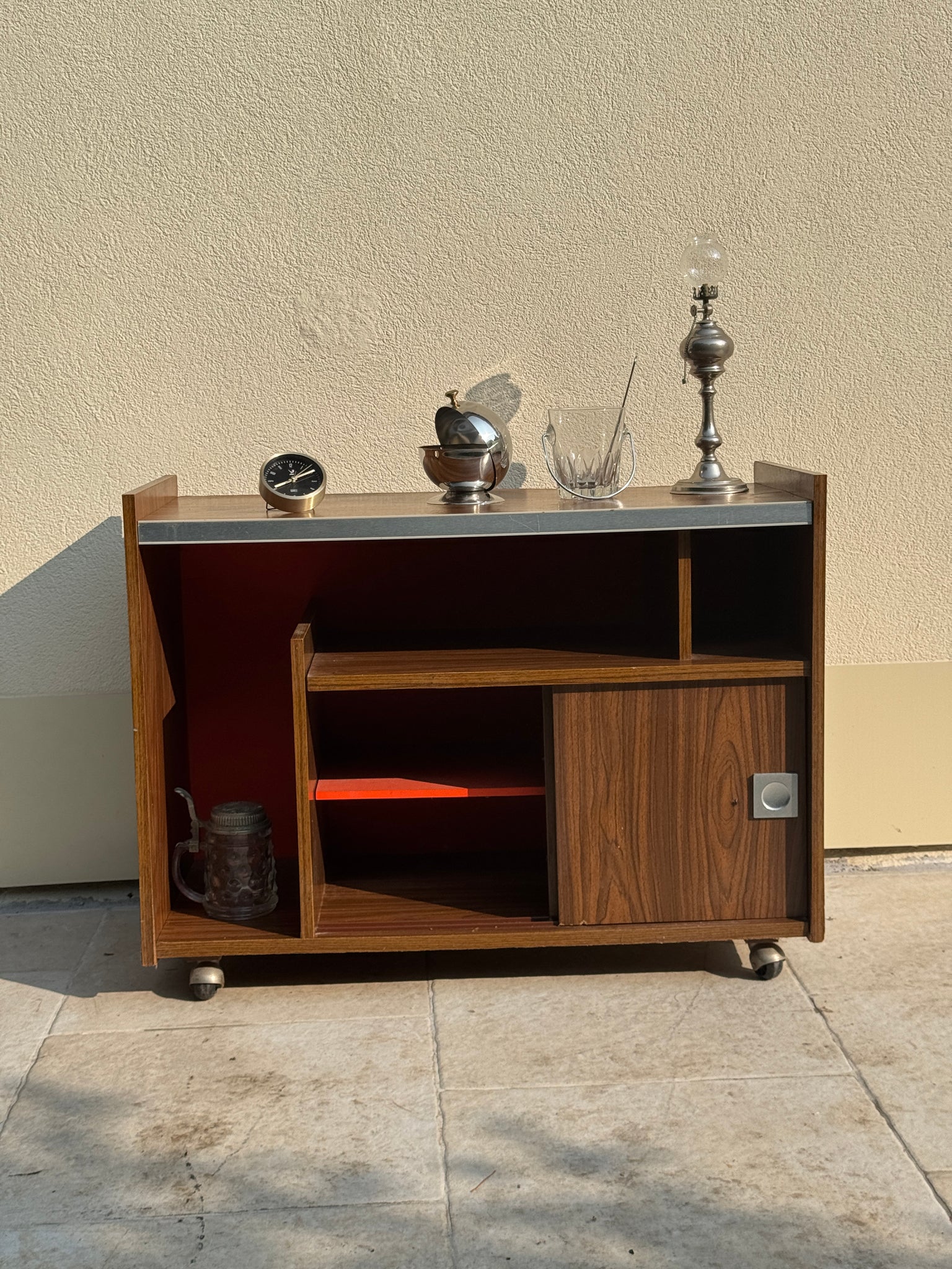Meuble bar années 70 brun à fond orange sur roulettes